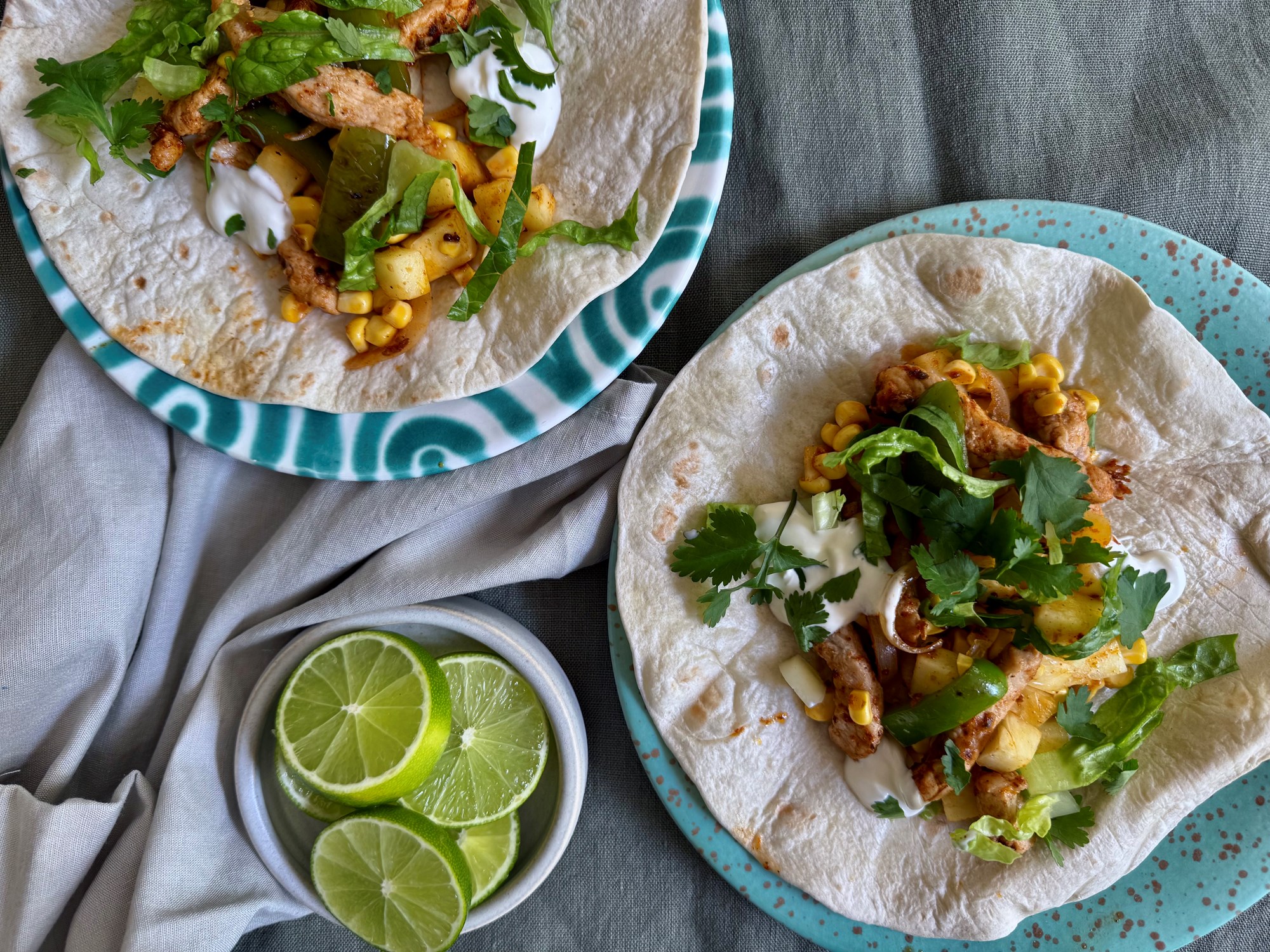 Bløde tacos med gris og ananas og friske majs