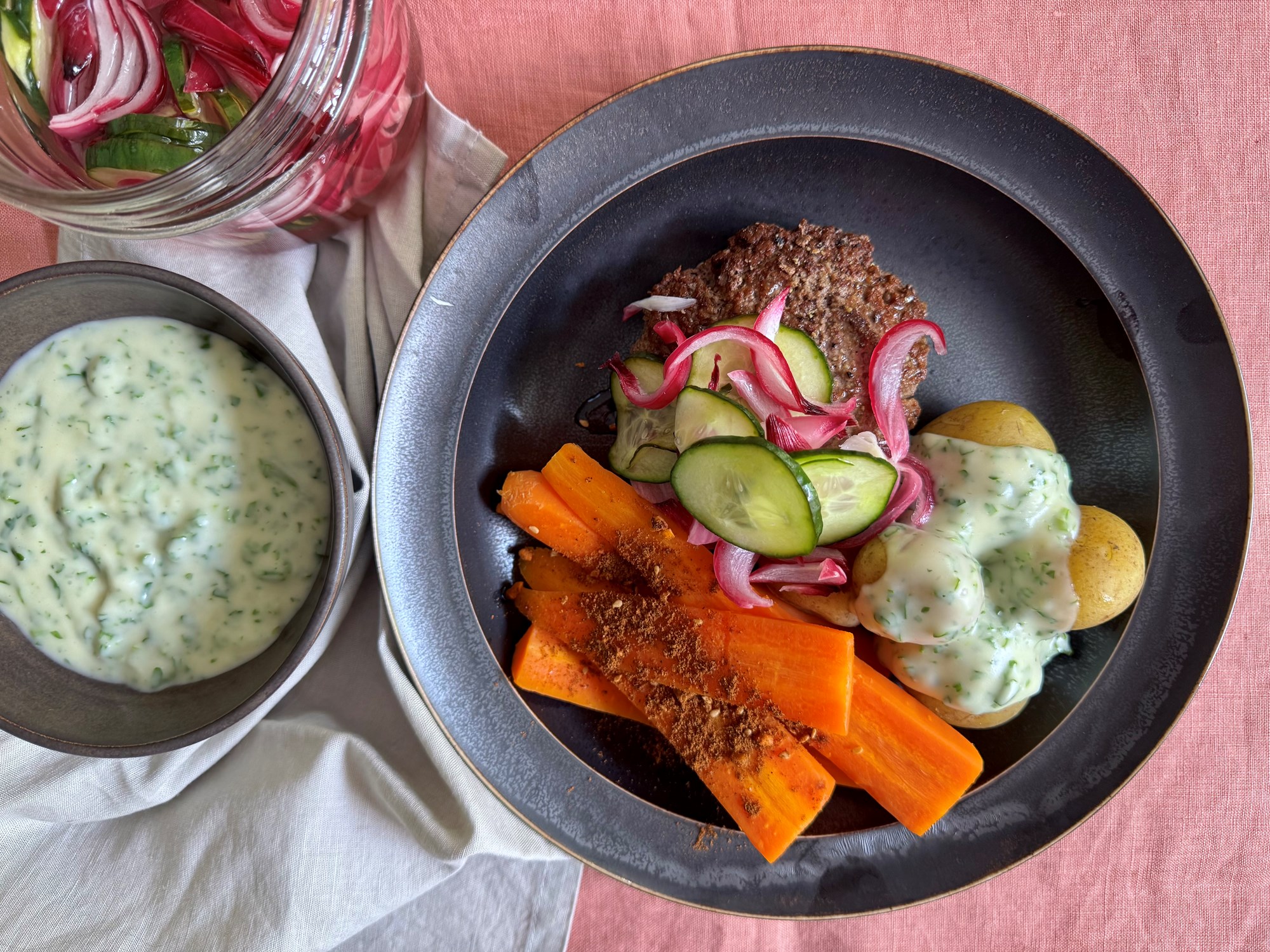 Hakkebøf med persillesauce, gulerødder med dukkah og agurkesalat
