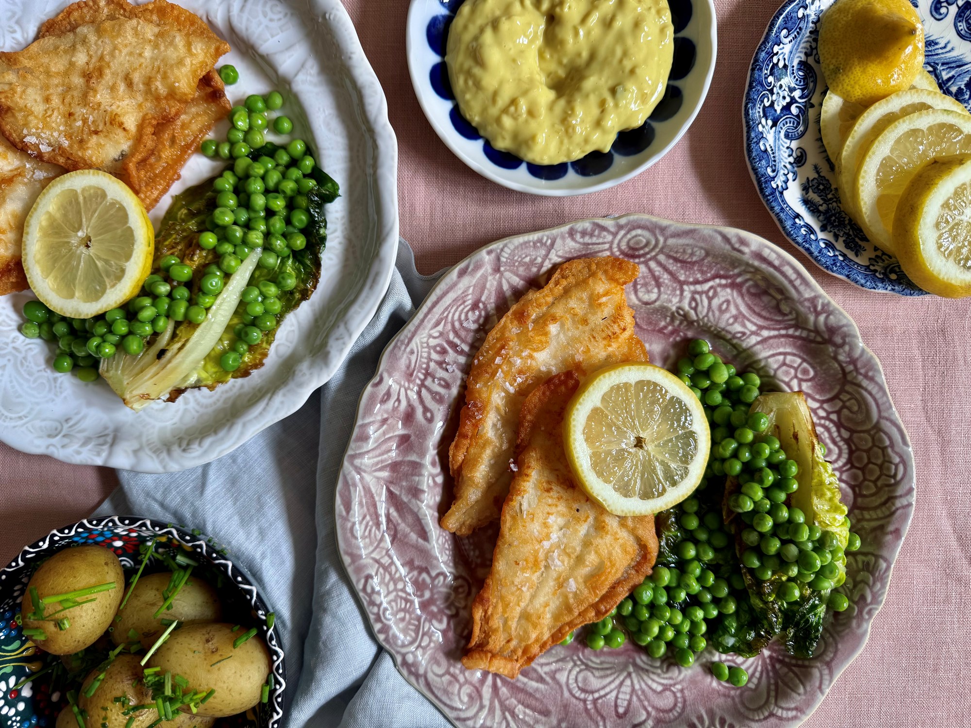 Fiskefilet med remoulade, kartofler og lun salat med ærter