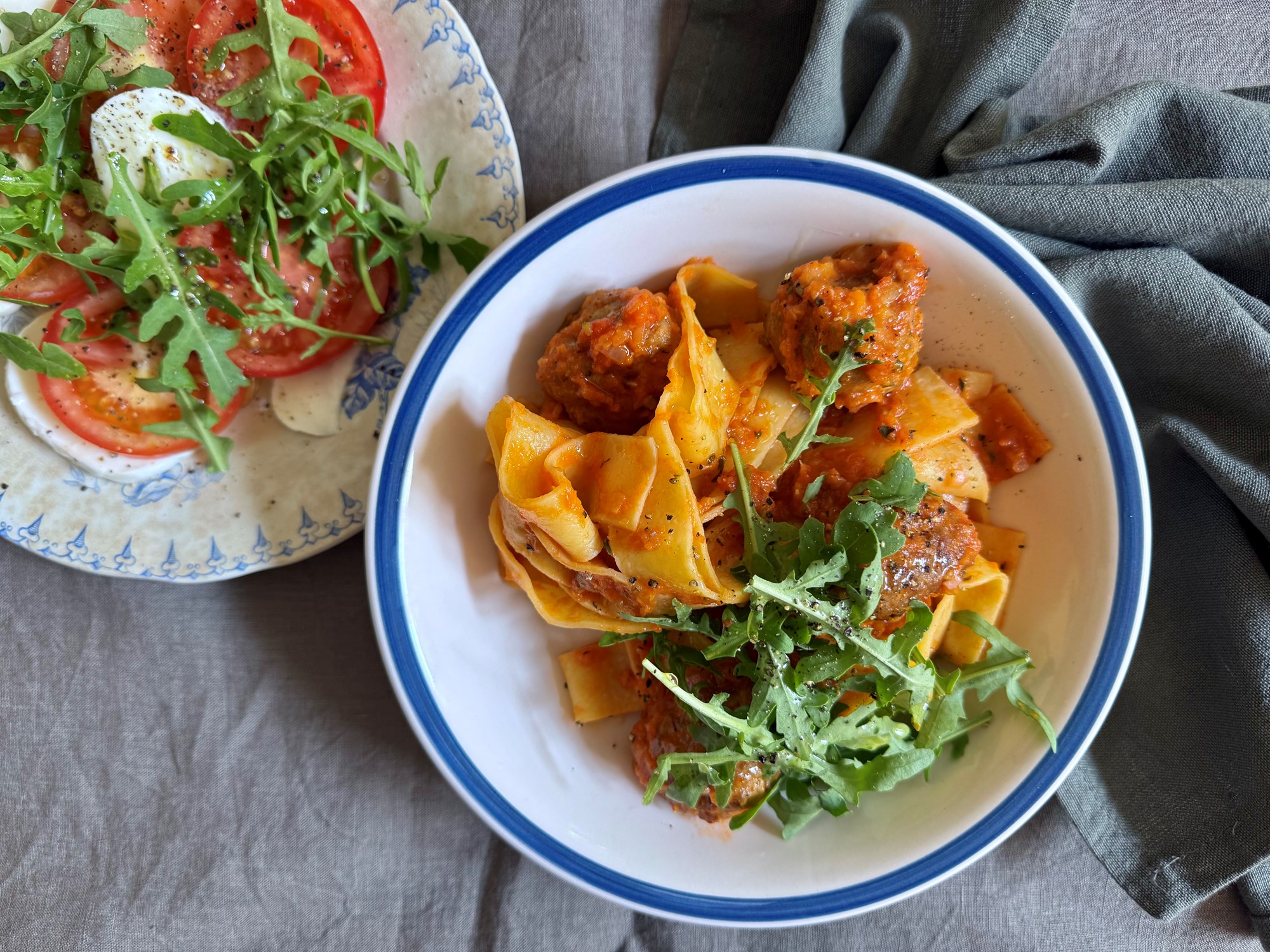 frisk pasta papadelle med nemme kødboller  og tomatsalat