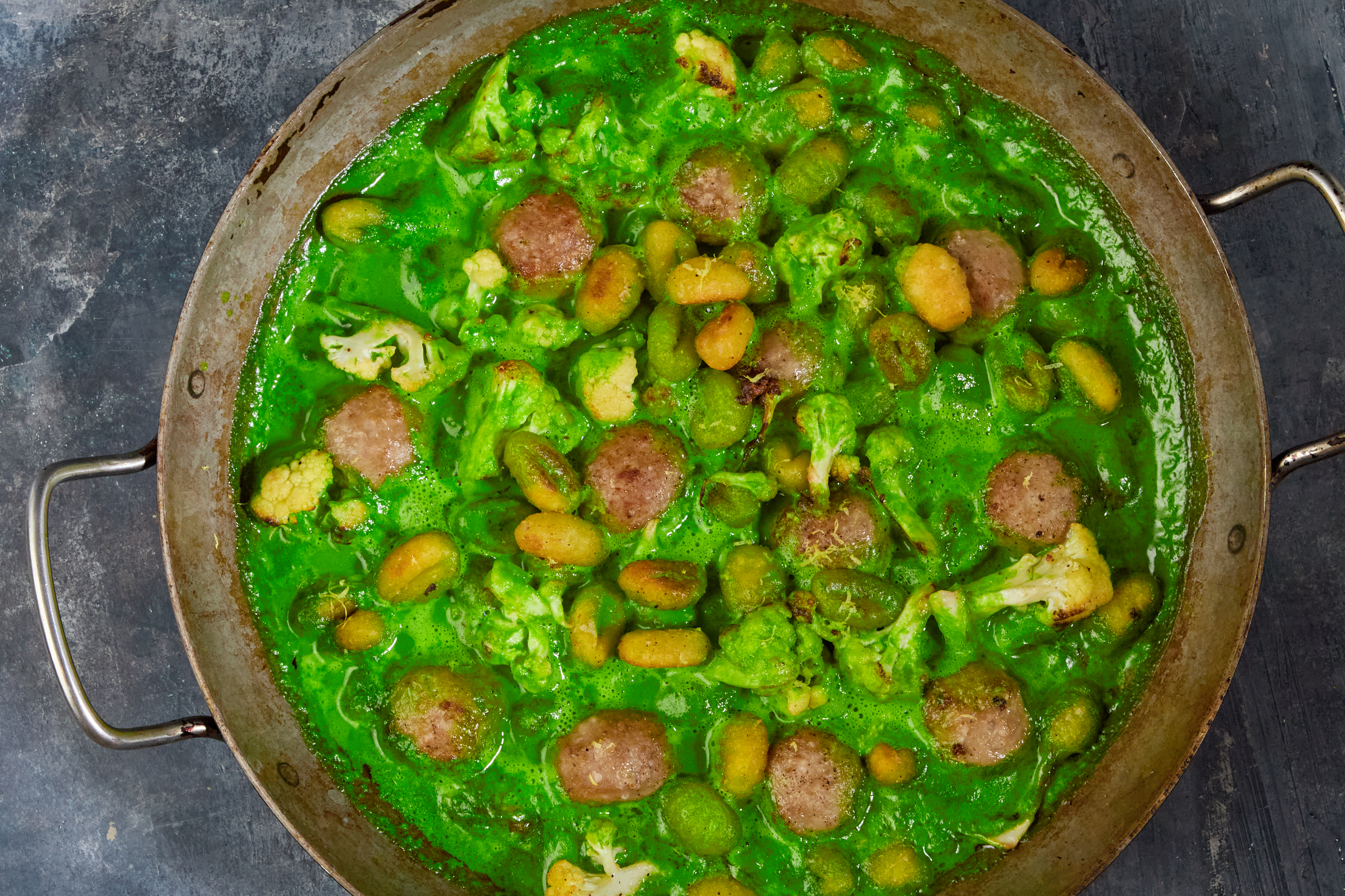 Italienske kødboller med gnocchi og blomkål, gratineret med persille-parmesansauce