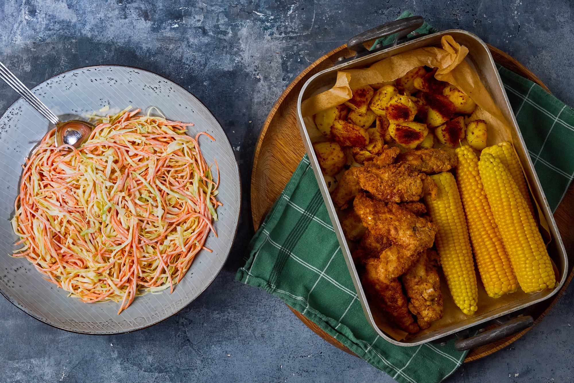 Sprød sydstatskylling med cremet coleslaw og krydrede kartofler