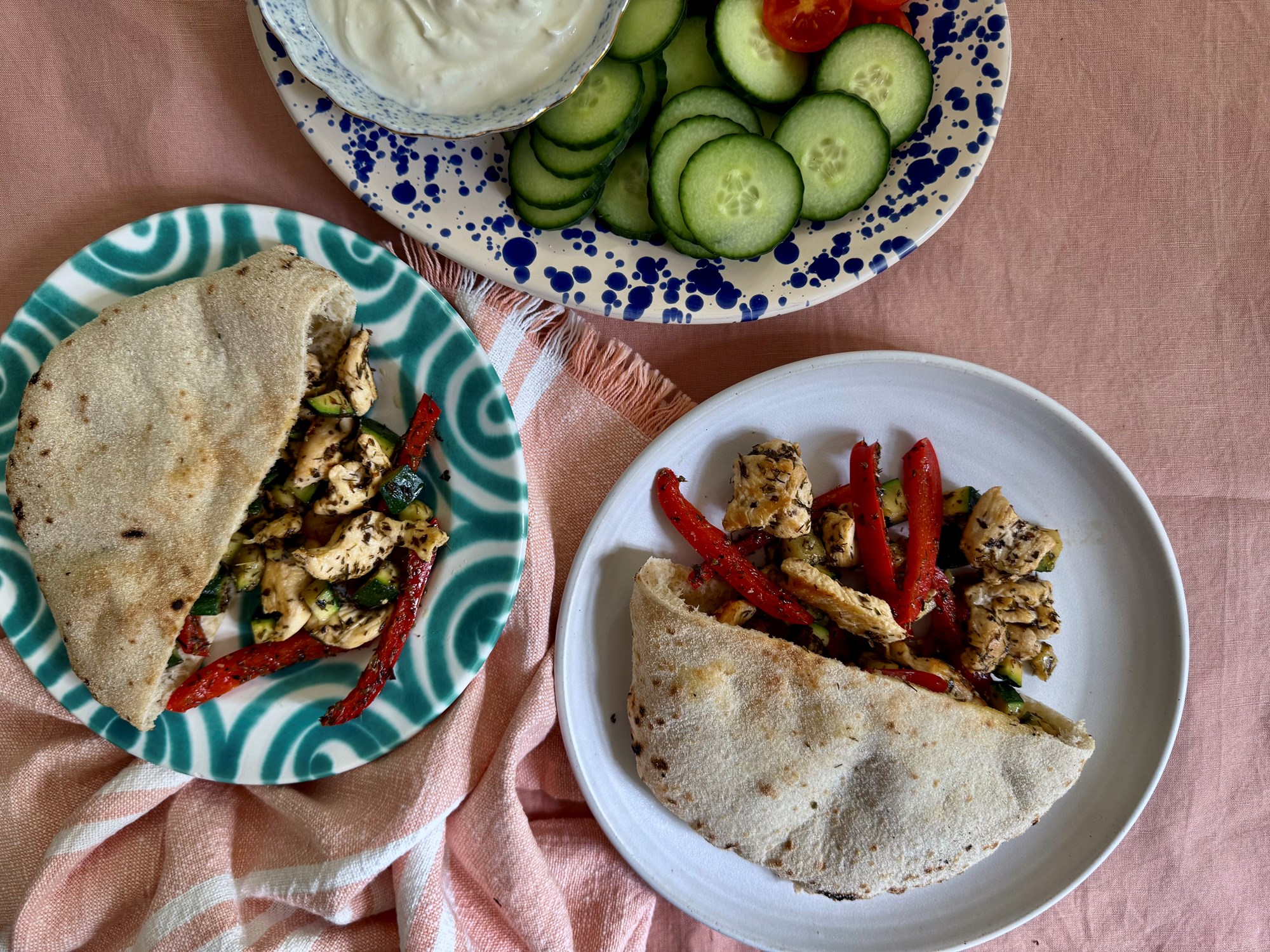 Pitabrød med kylling, peberfrugt og hvidløgsdressing