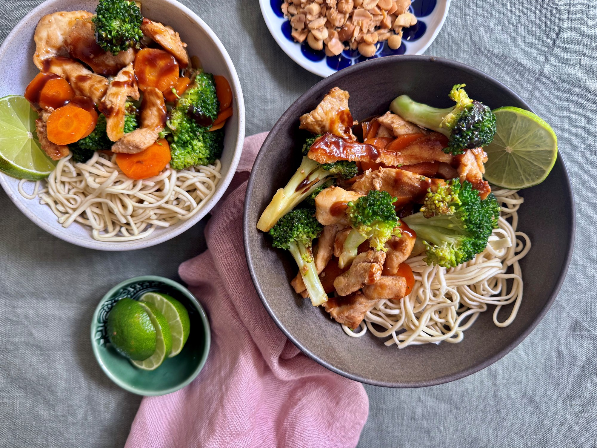 Ægnudler med stegt kylling, broccoli, hoisin og peanuts