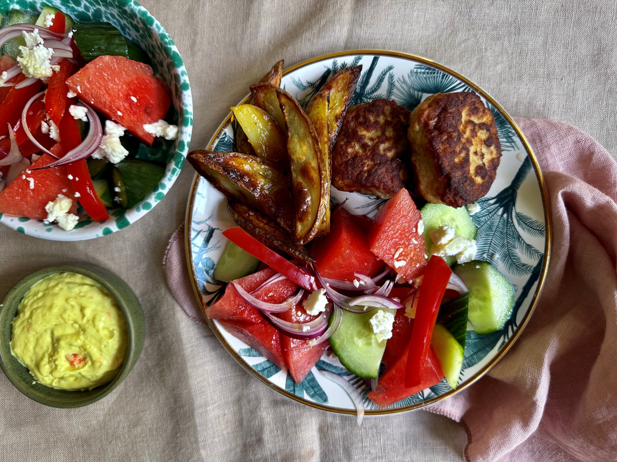 Nemme frikadeller med ovnkartofler, remoulade og melonsalat