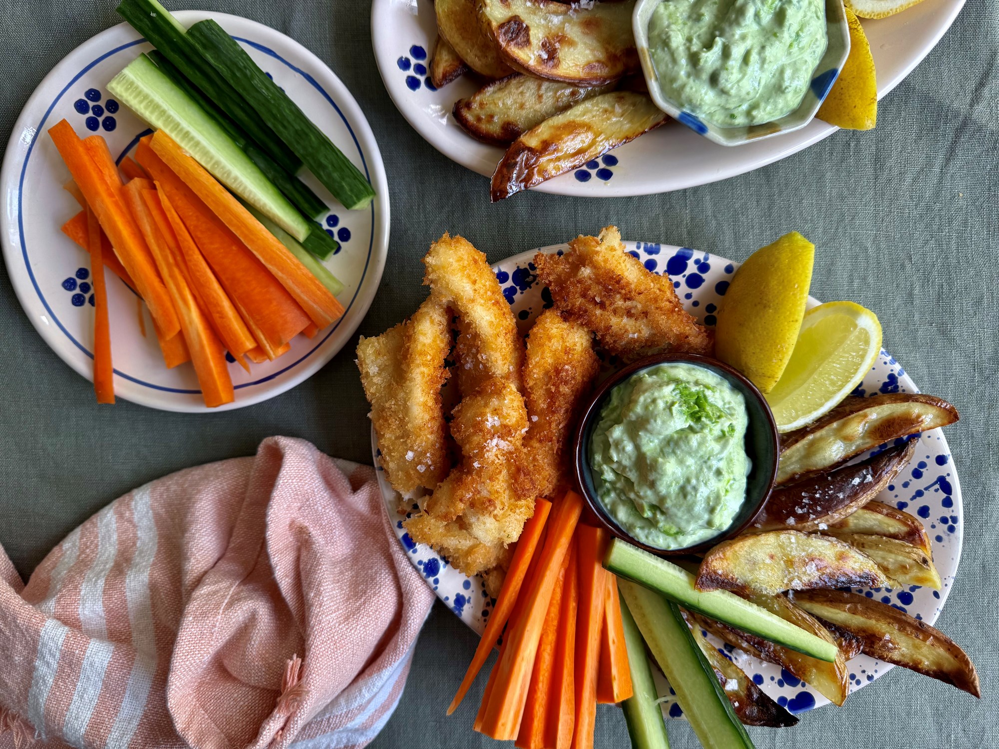 Fish and chips med ærtemos og snackgrønt