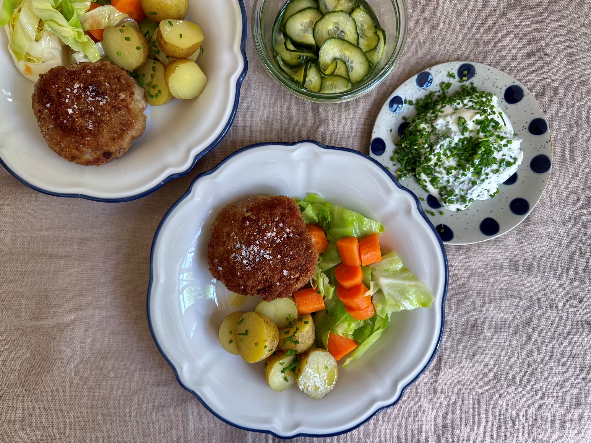 Krebinetter med dampet grønt, agurkesalat og nye kartofler