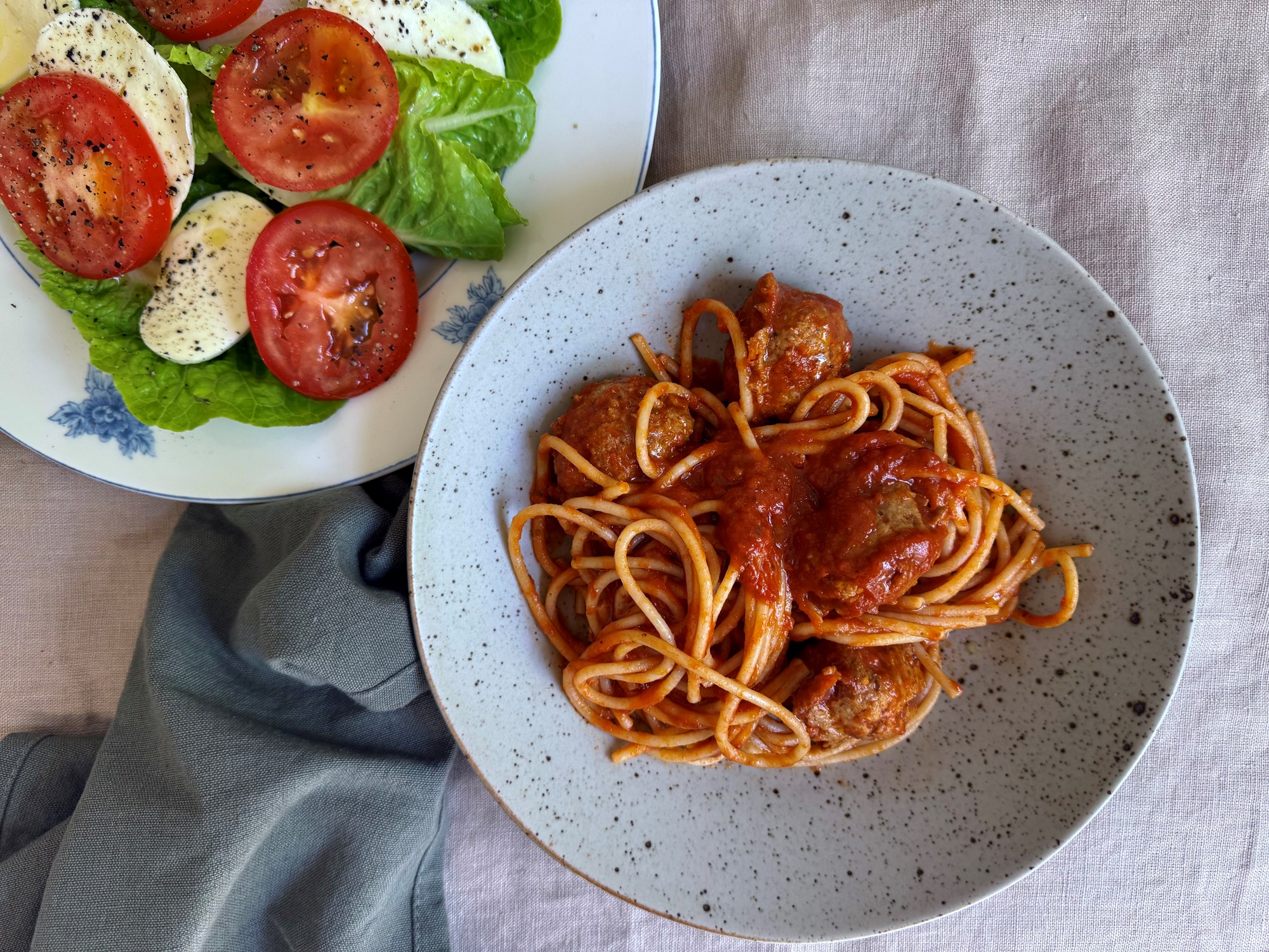 JUST HEAT Spaghetti med kødboller og tomatsalat med mozzarella