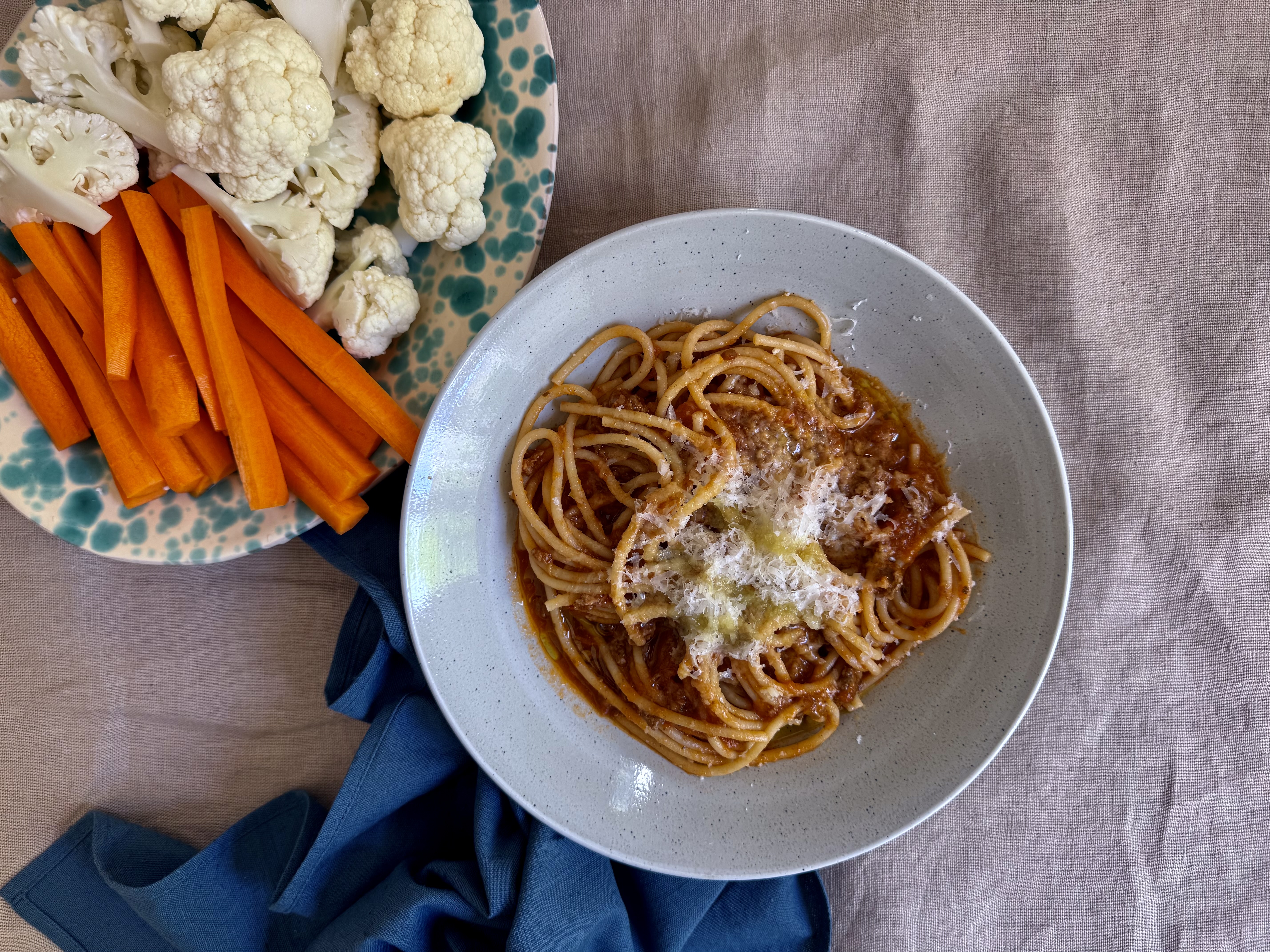 HEAT Spaghetti bolognese med parmesan og snack grønt
