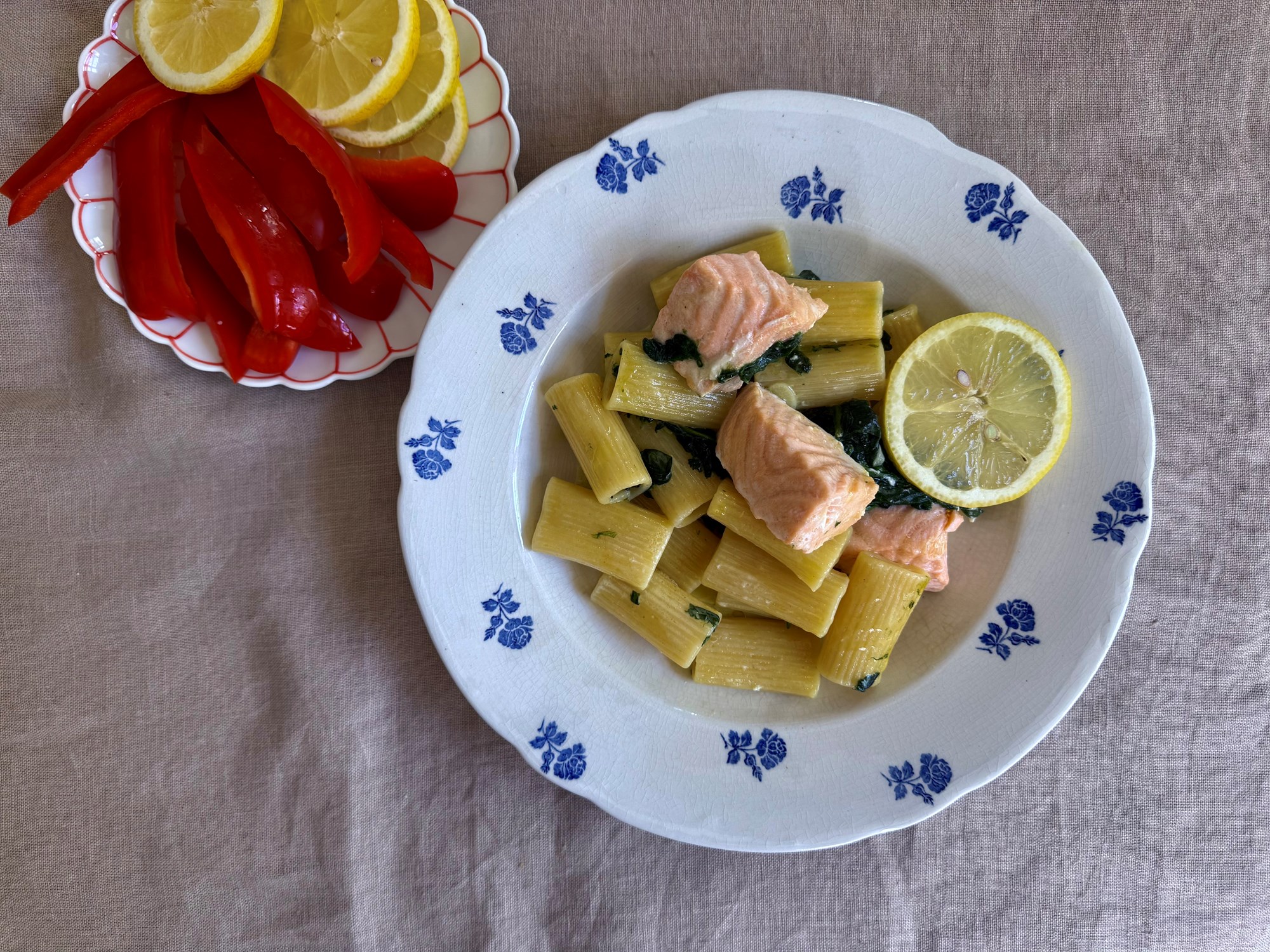 Pasta og laks i flødesauce med spinat