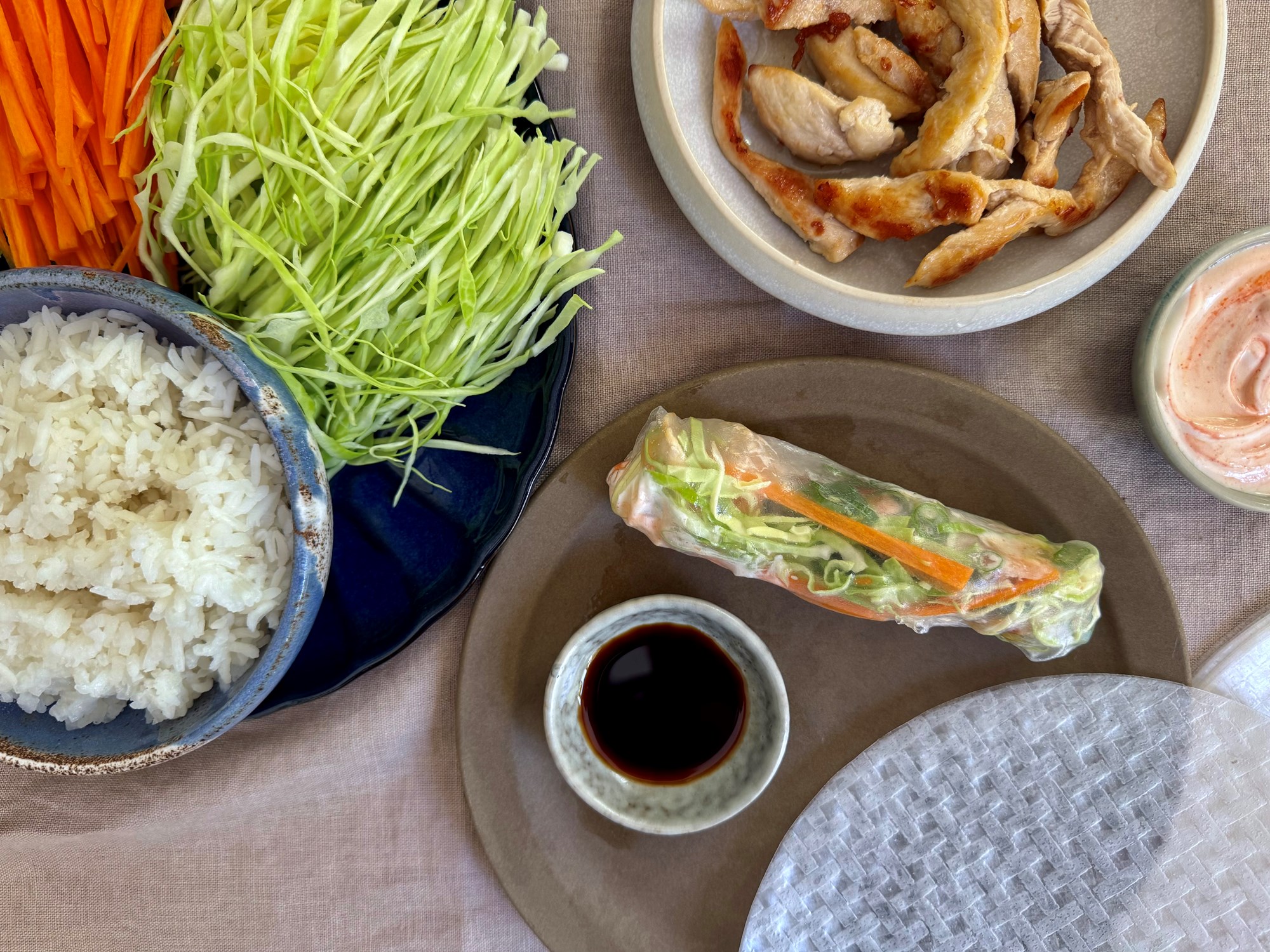 Vietnamesiske forårsruller med kylling, sprøde grøntsager og chilimayo