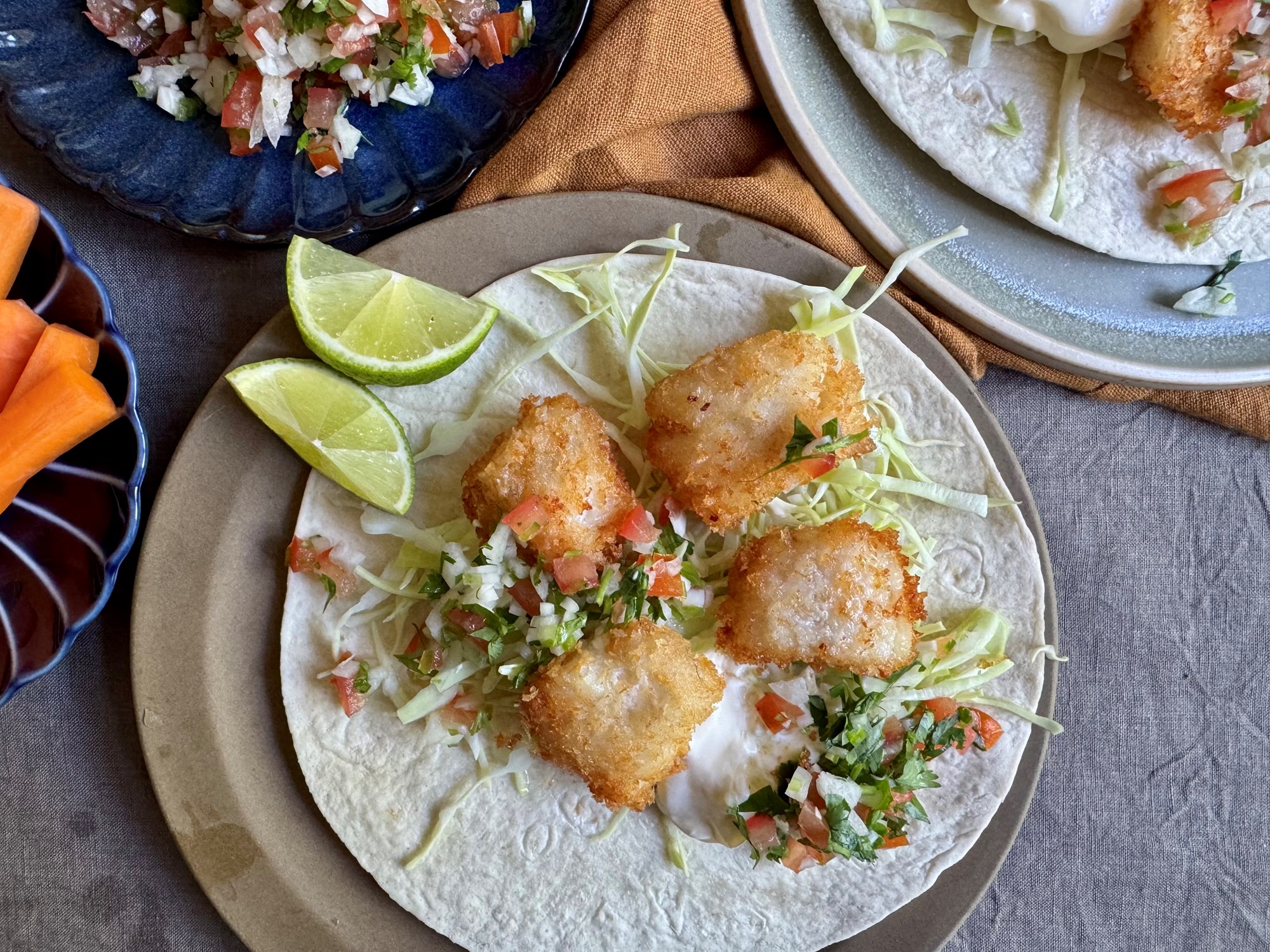 Fish tacos med sprød kulmule, salsa, kål og cremefraiche