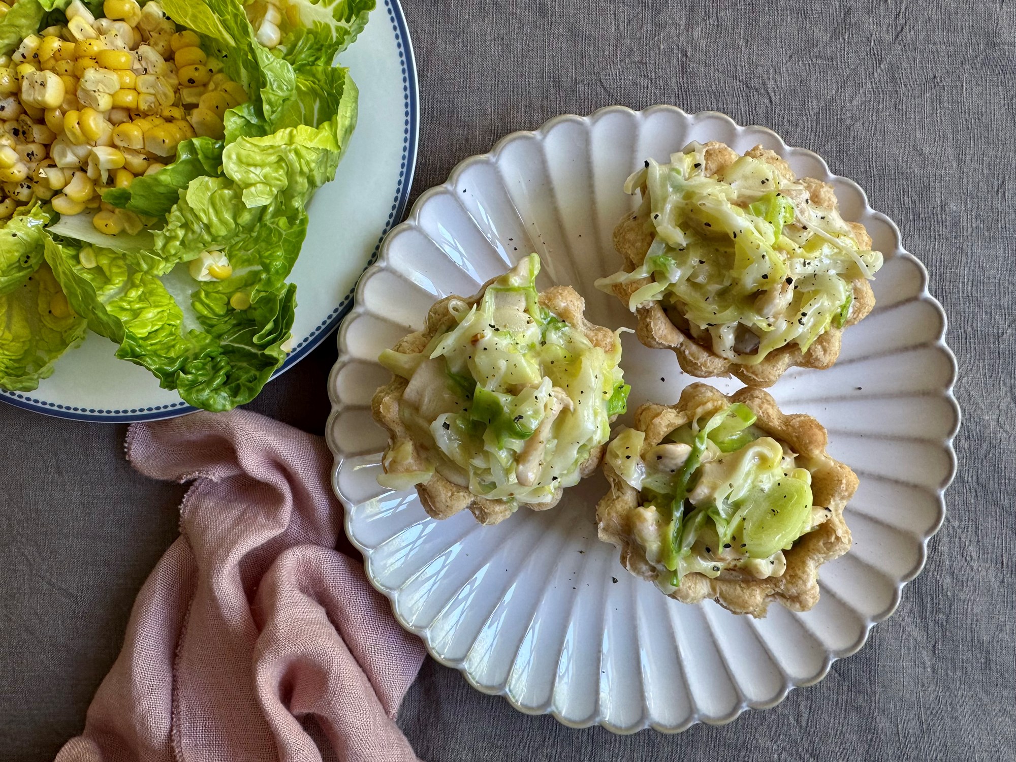 Tarteletter med cremet kylling, spidskål og salat med lune majs