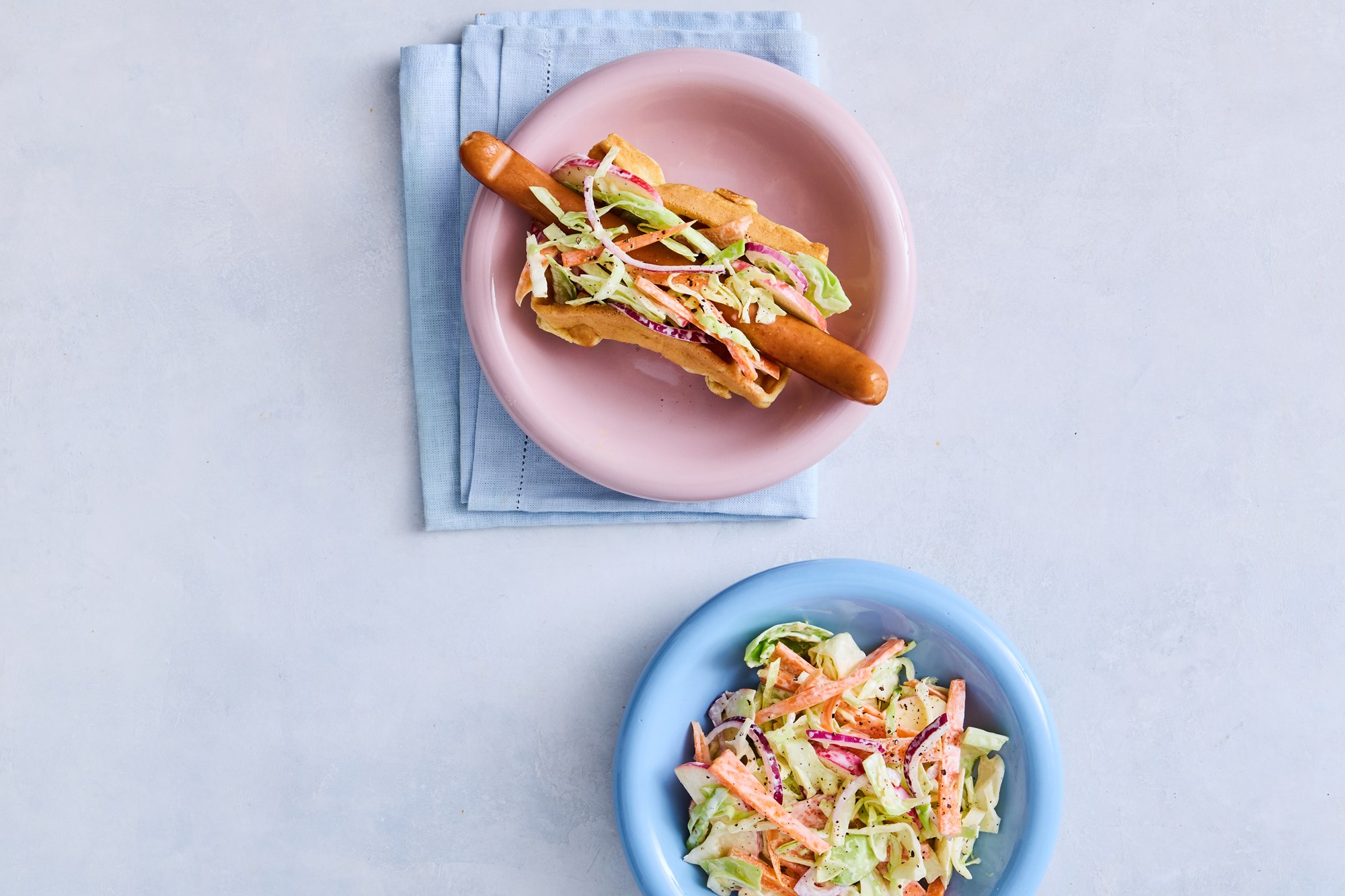 Hotdogs med coleslaw og vaffelbrød - søndag uge 2