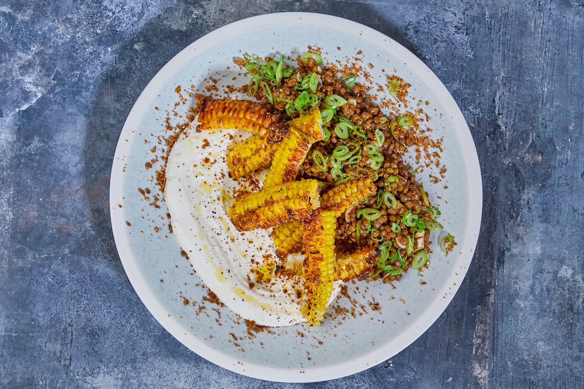 Corn ribs med rygeostcreme og dukkah krydrede puy-linser