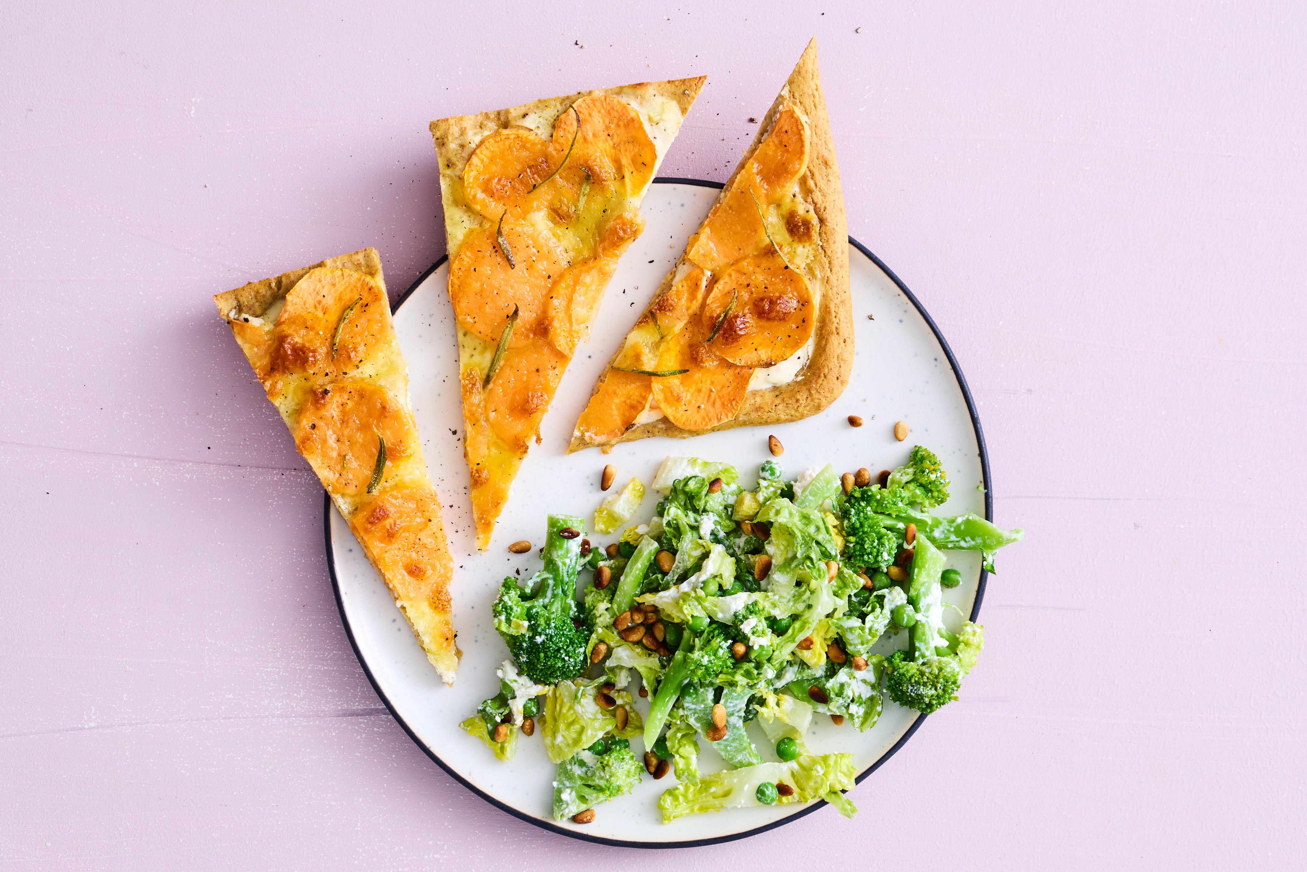 Pizza med sød kartoffel og mozzarella - søndag uge 3 - Opskrift fra ...