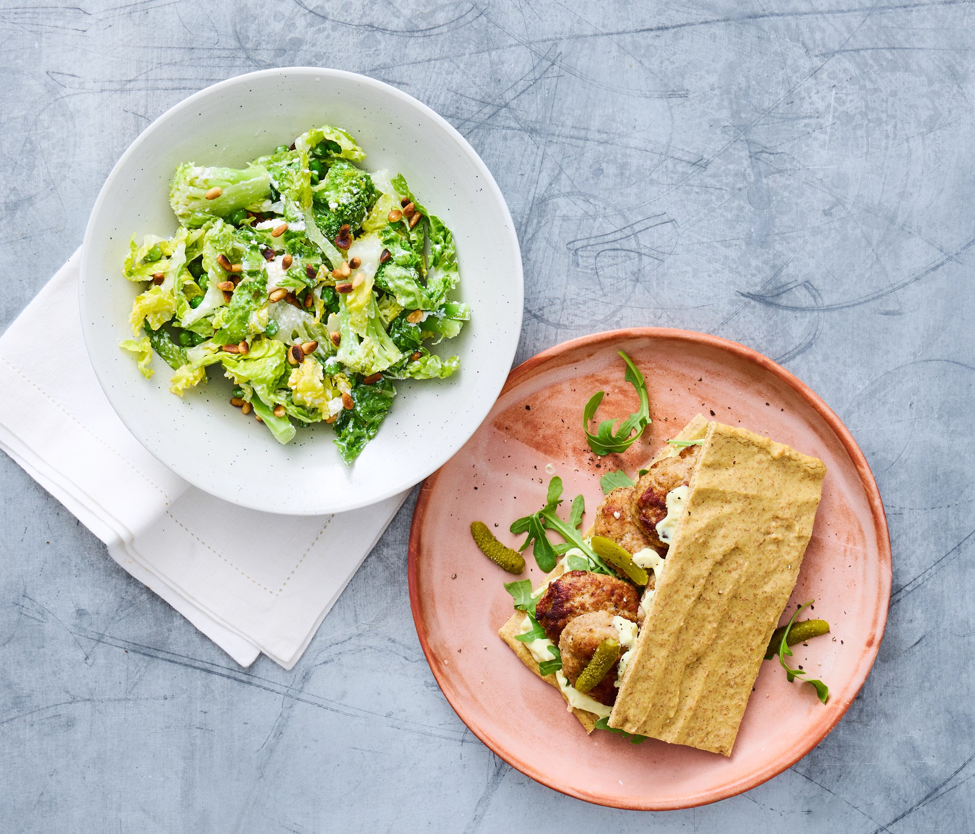 Frikadellesandwich med salat - mandag uge 3