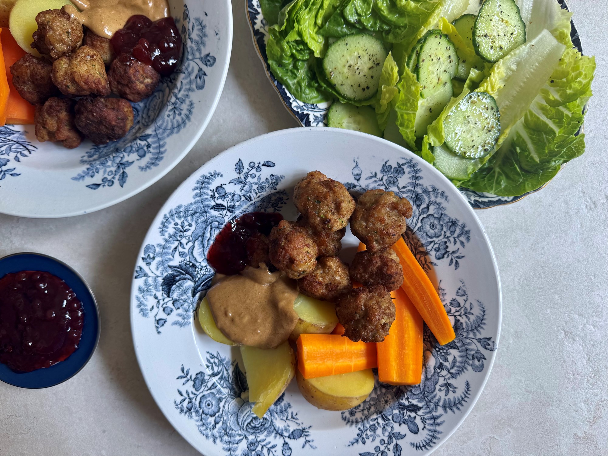 Kødboller med dampede gulerødder, tyttebær og salat