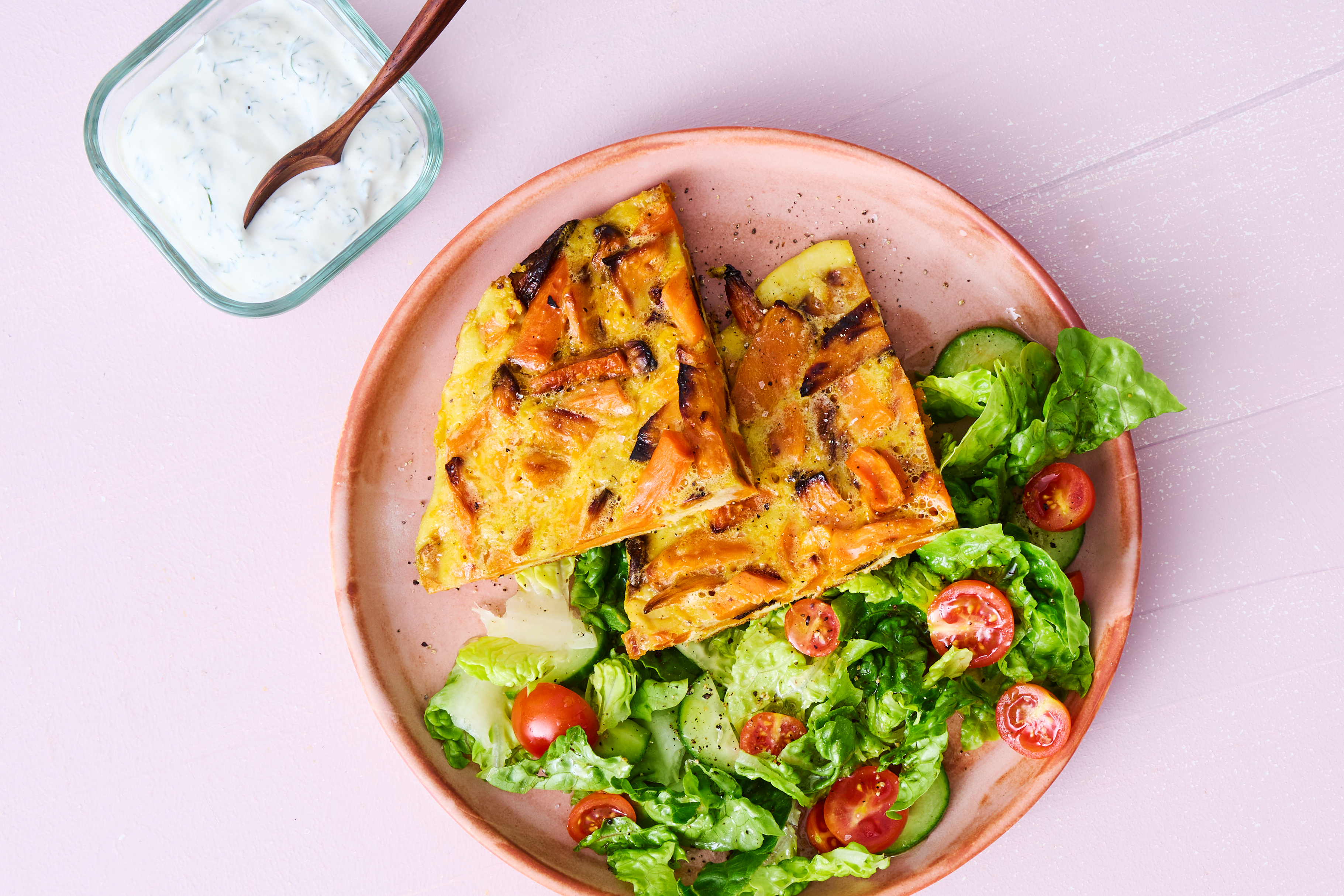 Omelet med ovnbagte rodfrugter og dip - mandag uge 4