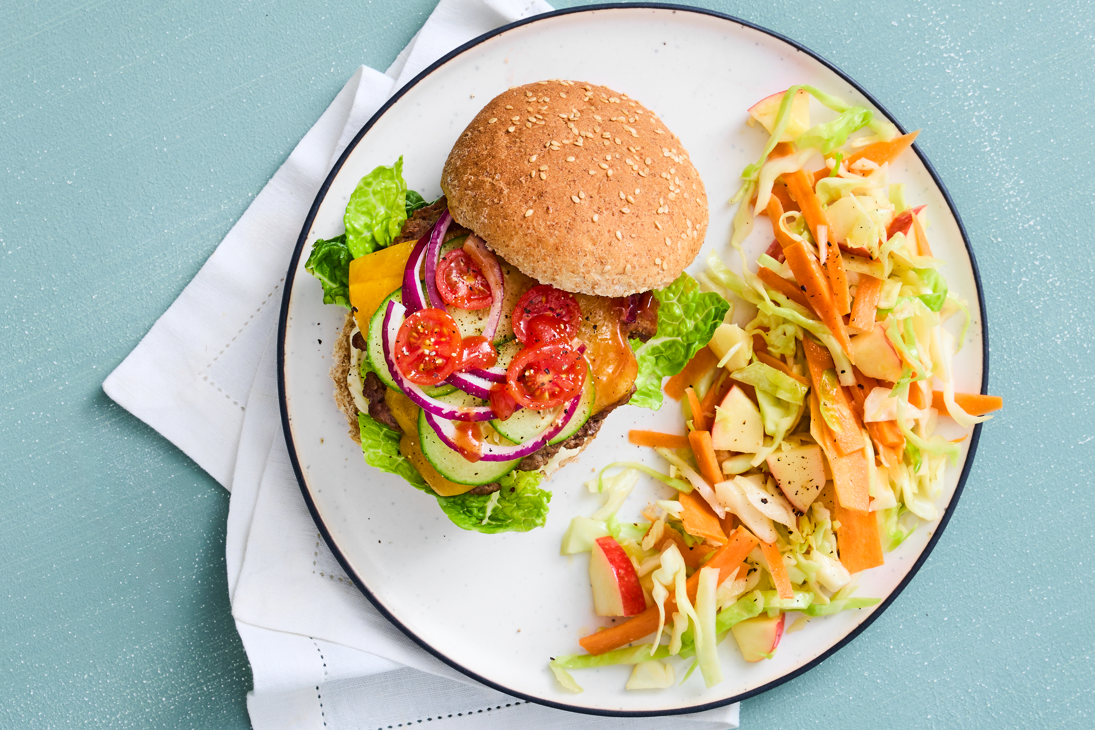 Burger med frisk coleslaw - tirsdag uge 4