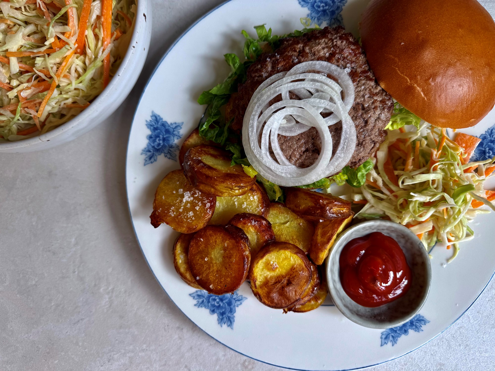 Nem burger med coleslaw og ovn kartofler