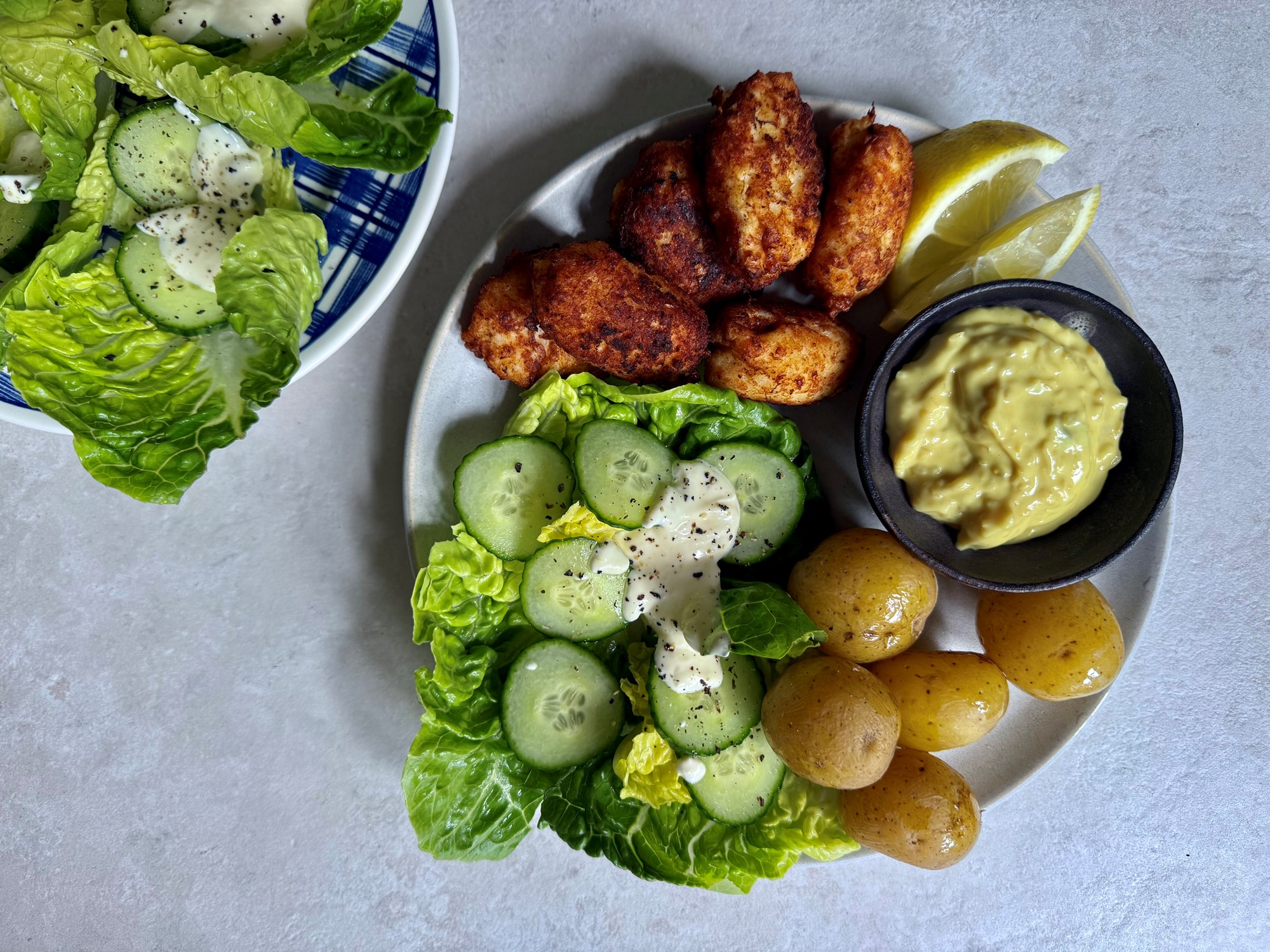 Fiskefrikadeller med remoulade, kartofler og mormorsalat