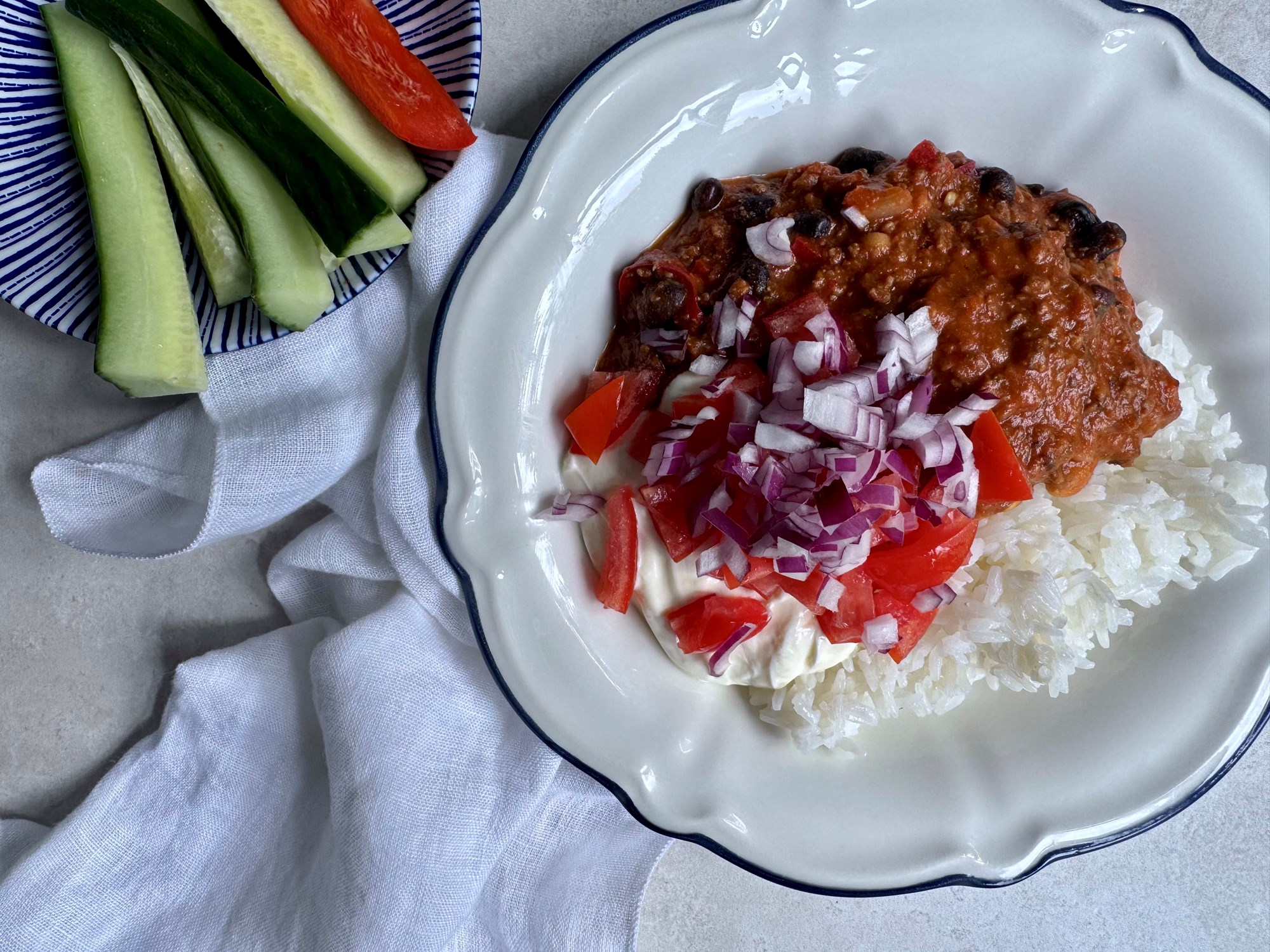 HEAT chili con carne med creme fraiche og sprøde grøntsager