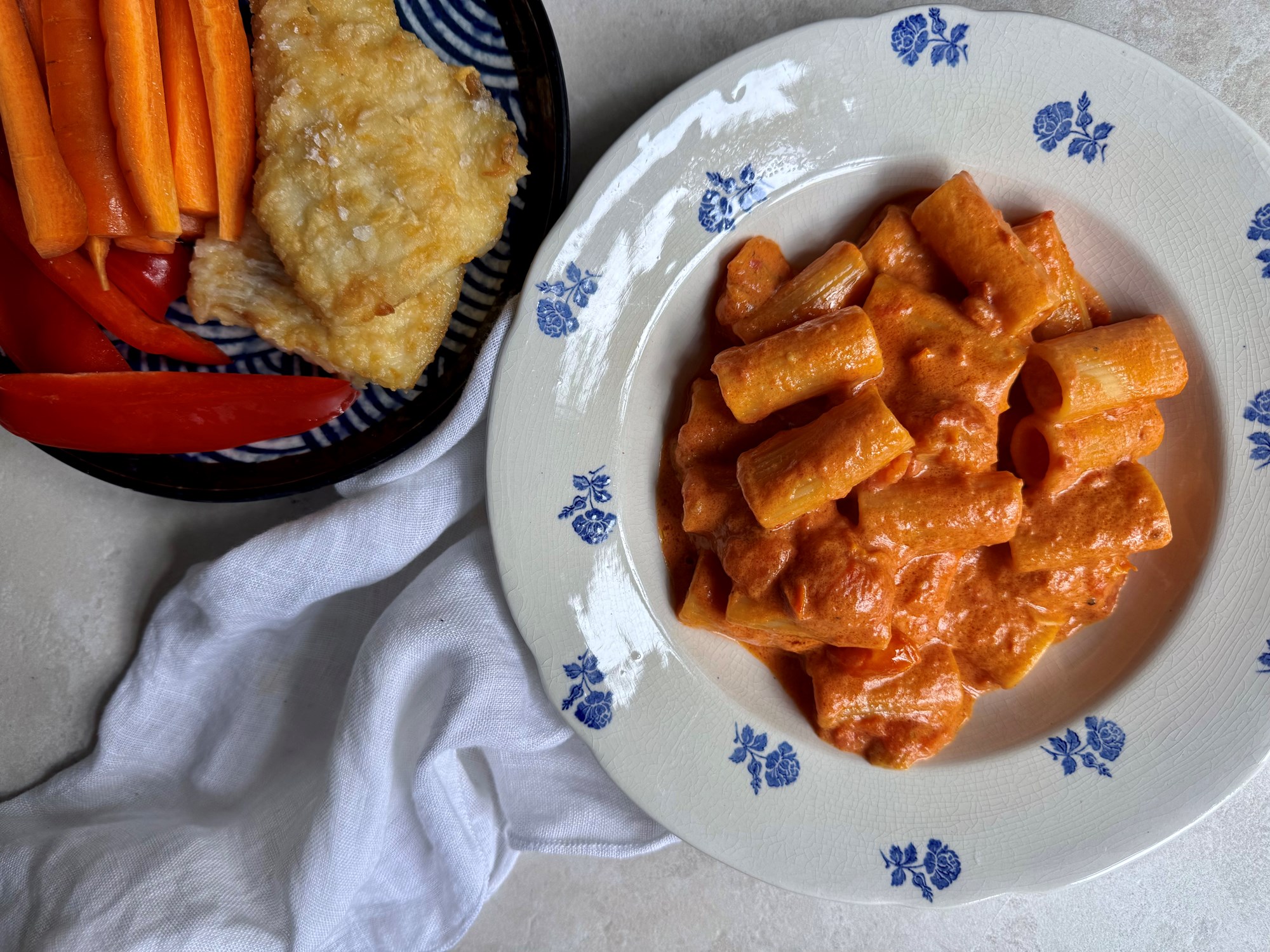 Pasta med  cremet tomatsauce, kuller og snackgrønt
