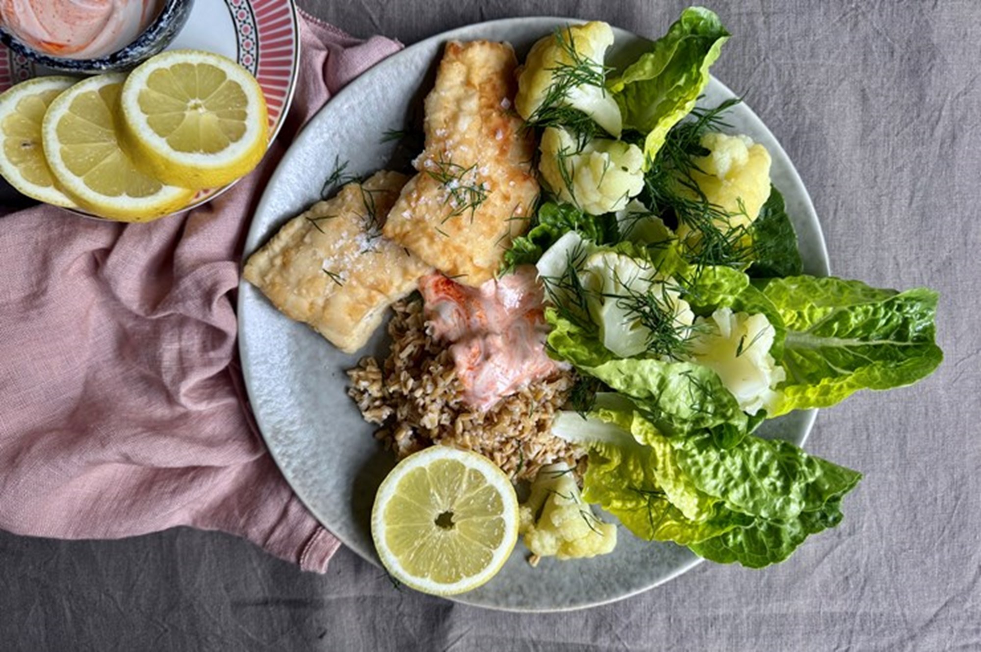 Stegt torsk med chilidressing og lun blomkålssalat med dild