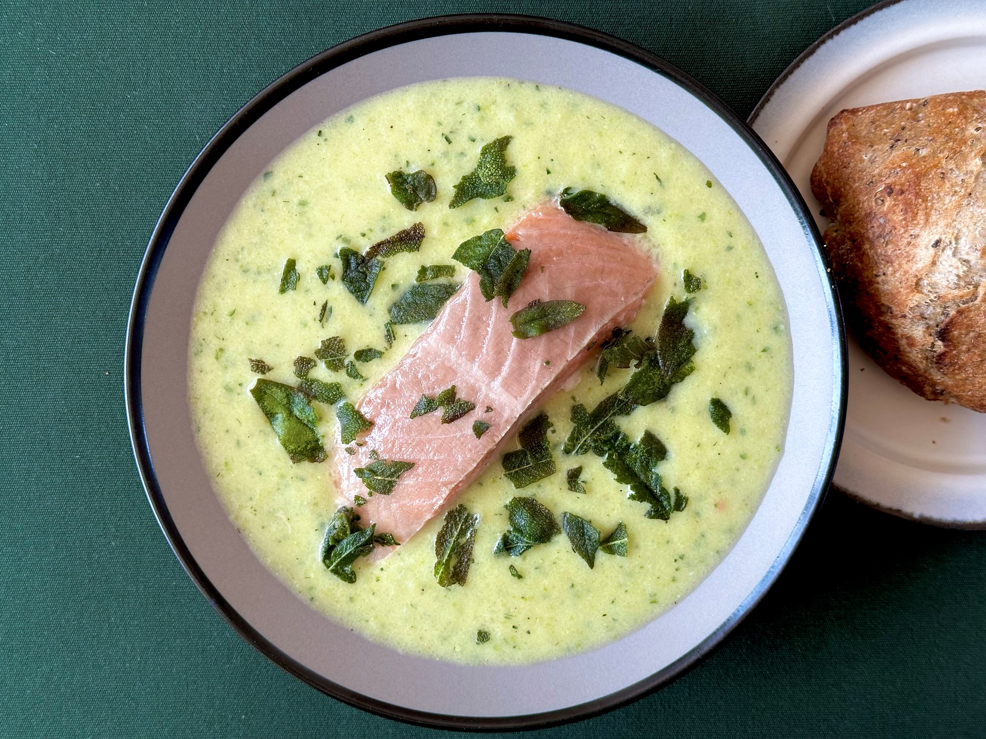 Pocheret laks i frisk suppe på squash med salvie og brød