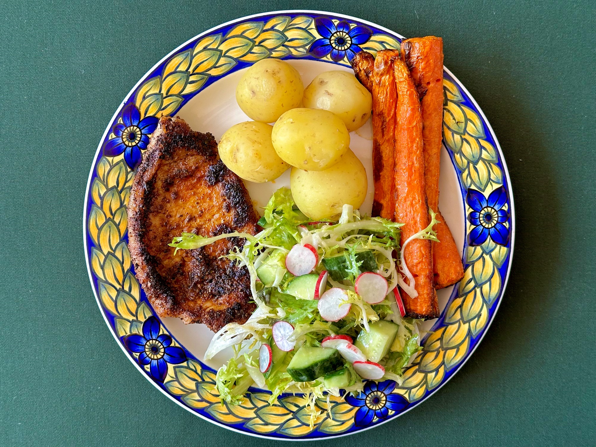 BBQ koteletter med gulerødder og salat med radiser