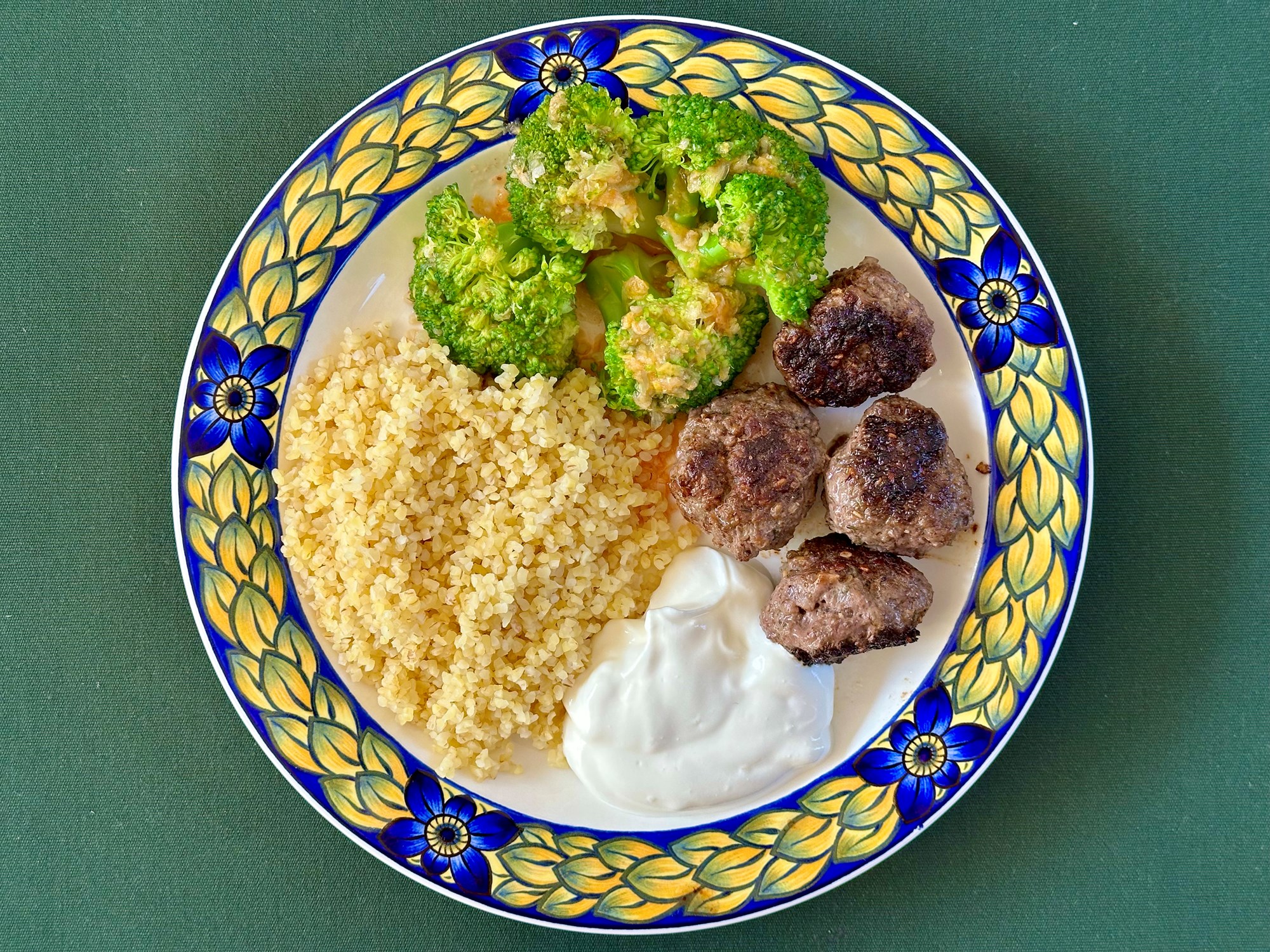 Za’atar krydrede oksekødboller med broccoli i chilivinaigrette