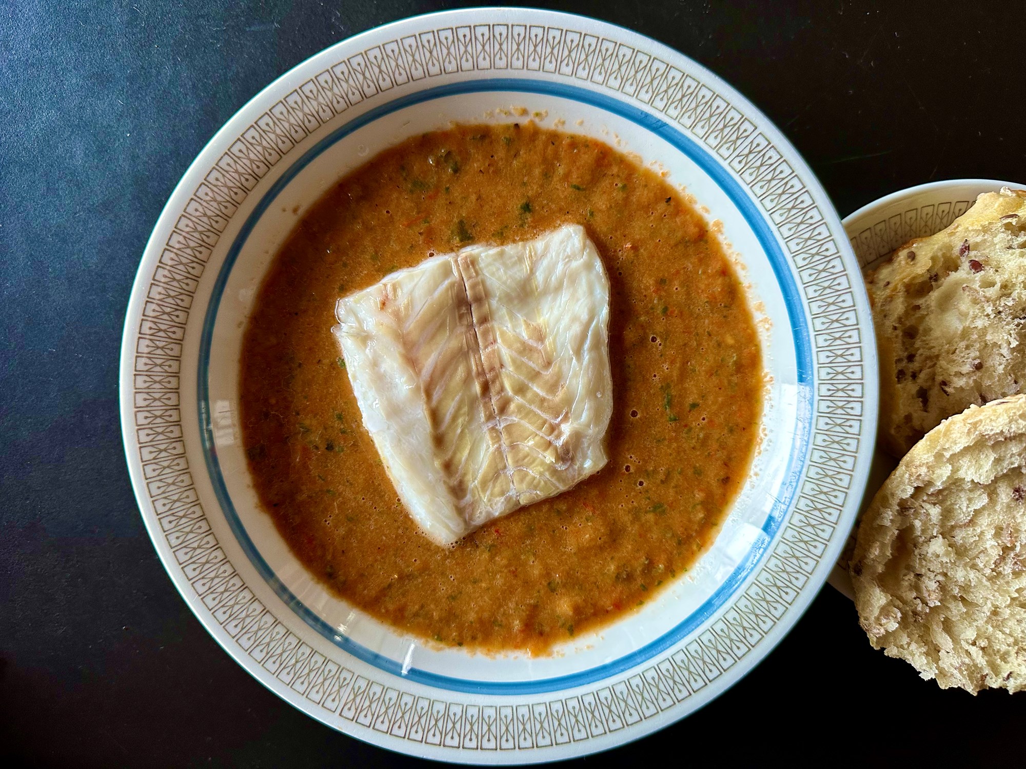 Grillet gazpachosuppe med dampet kuller, Koriander og brød