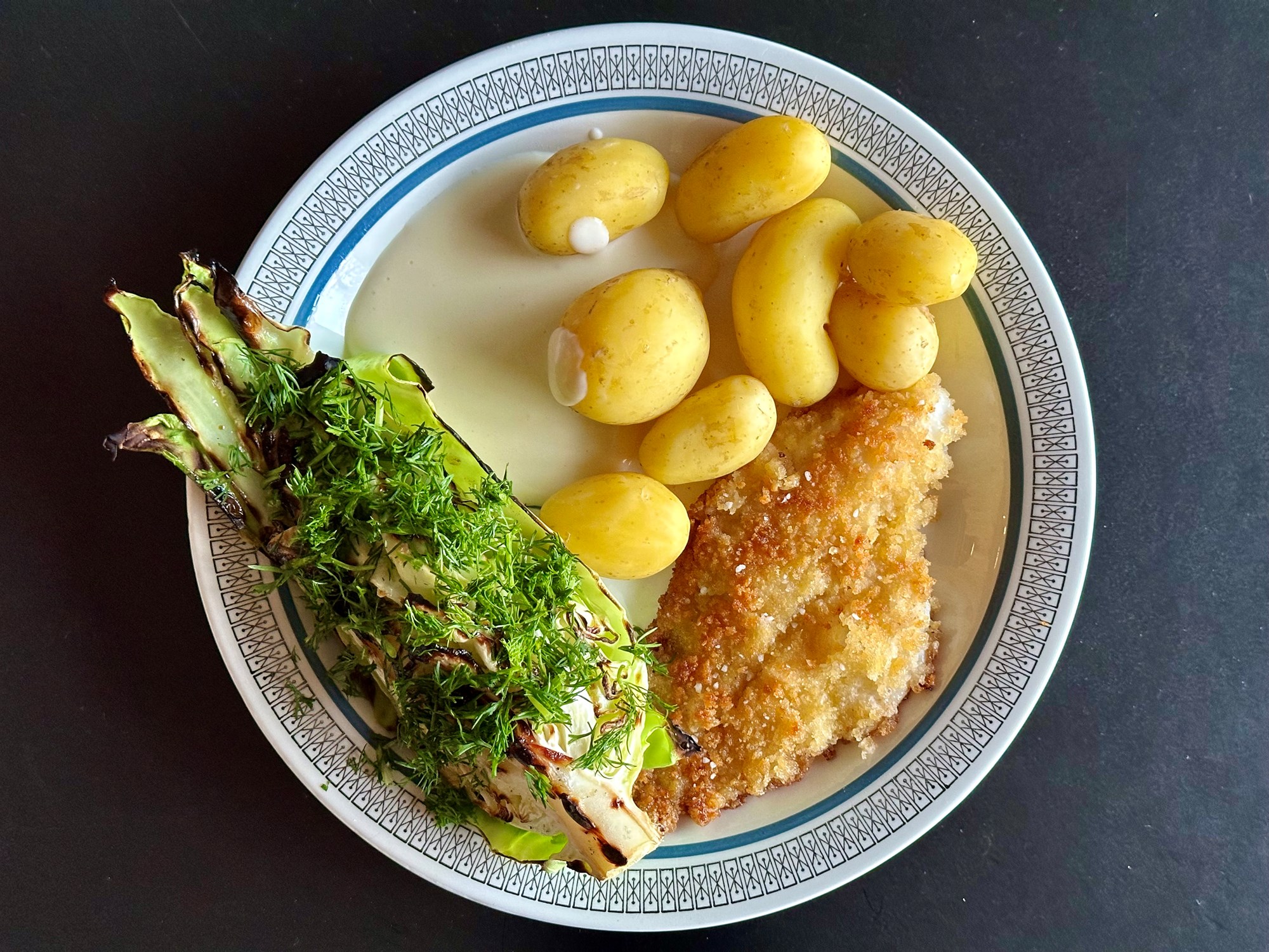 Pankostegte spætter med spidskål, dild og parmesansauce