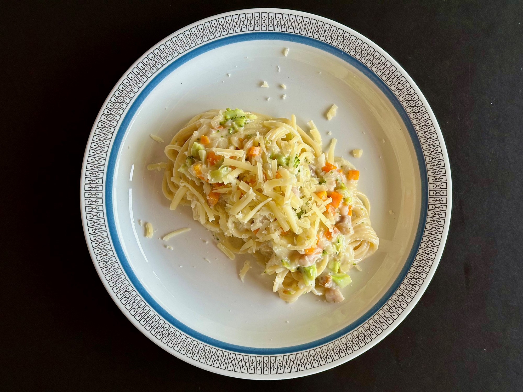 Pasta alfredo med røget bacon og broccoli i flødesovs
