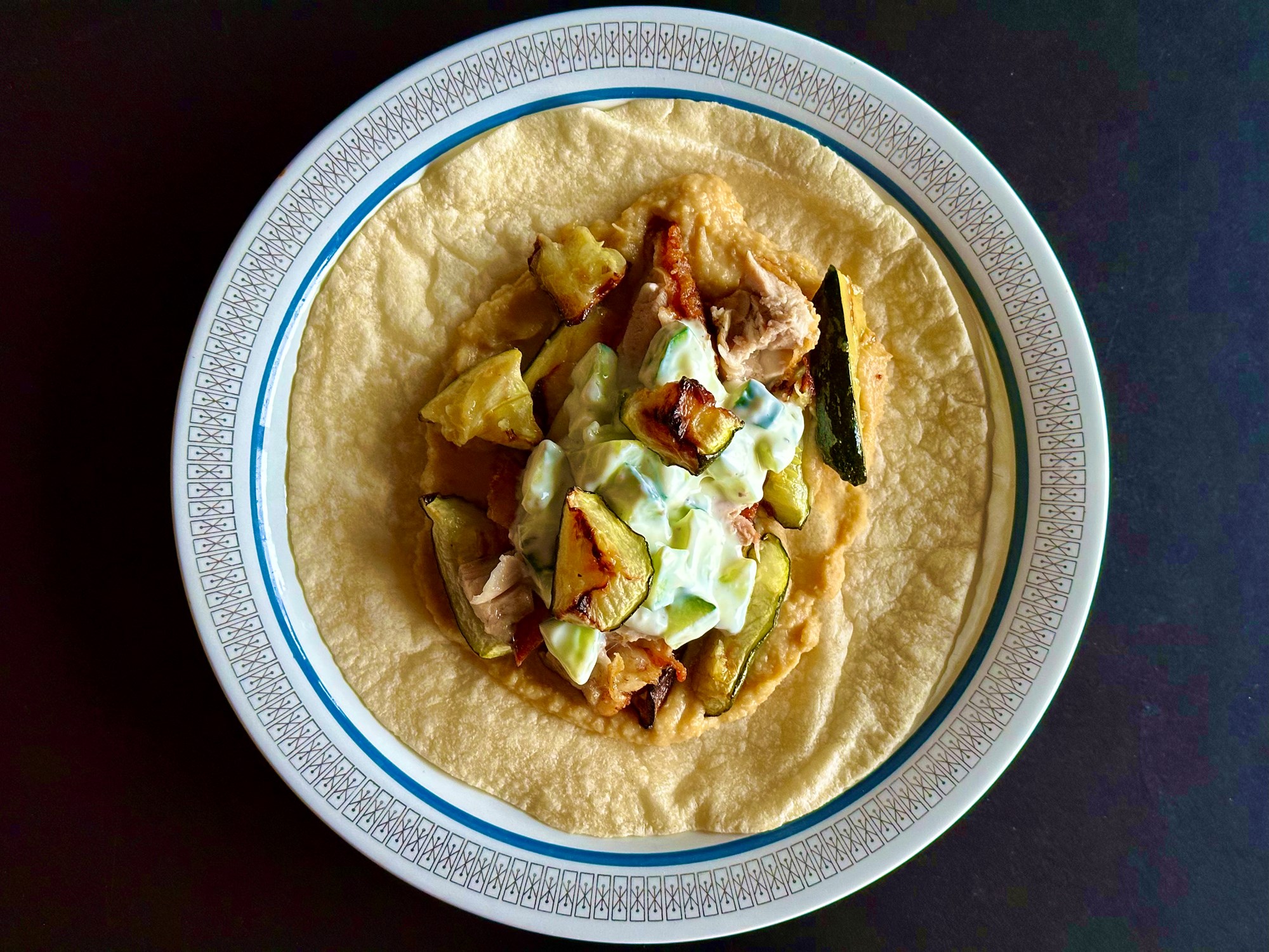 Fladbrød med stegt kylling, hummus, squash og yoghurtdressing