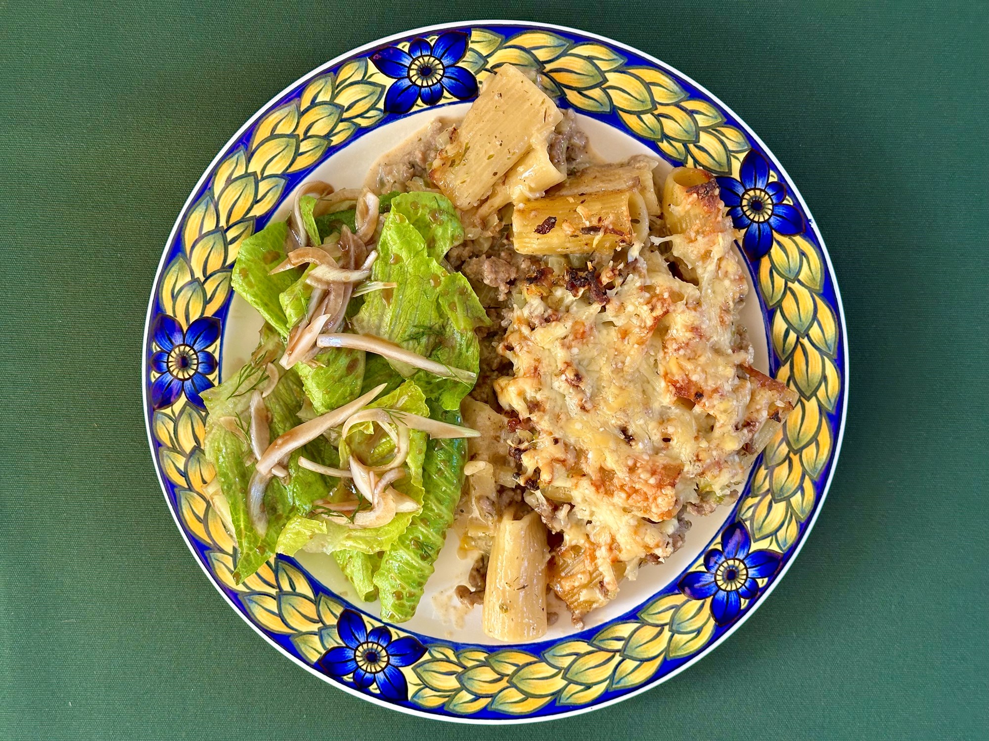 Hvid lasagnette med frisk salat på crunchita og fennikel