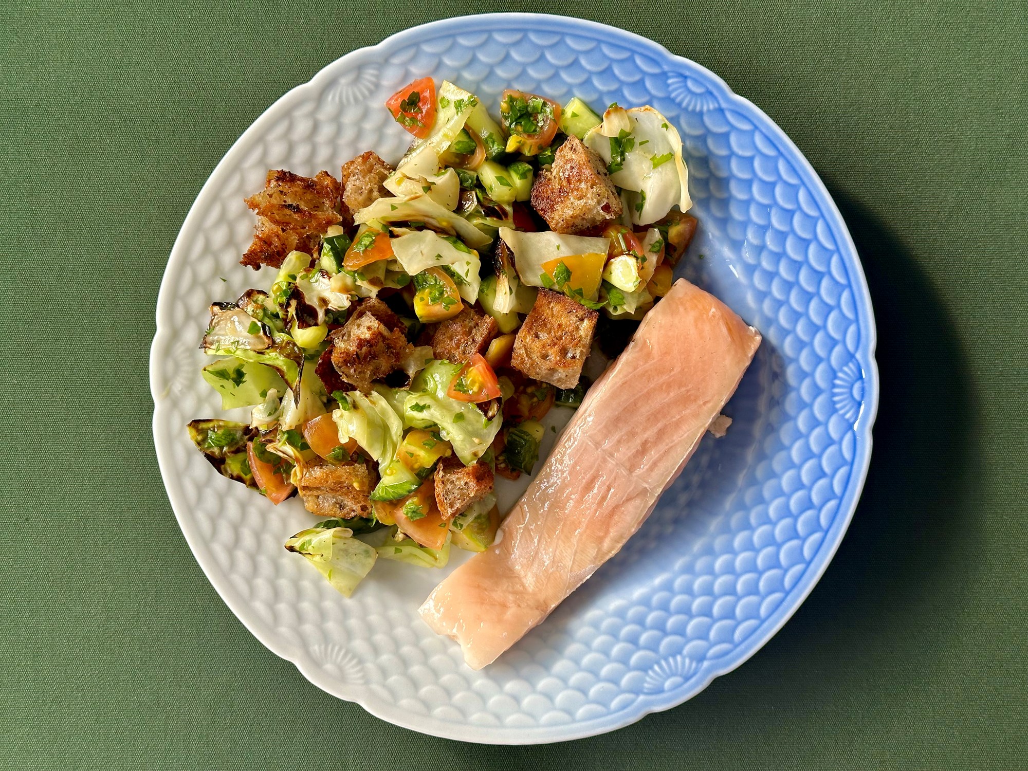 Dampet laks i syrlig tomatsalsa med stegt brød og stegt spidskål