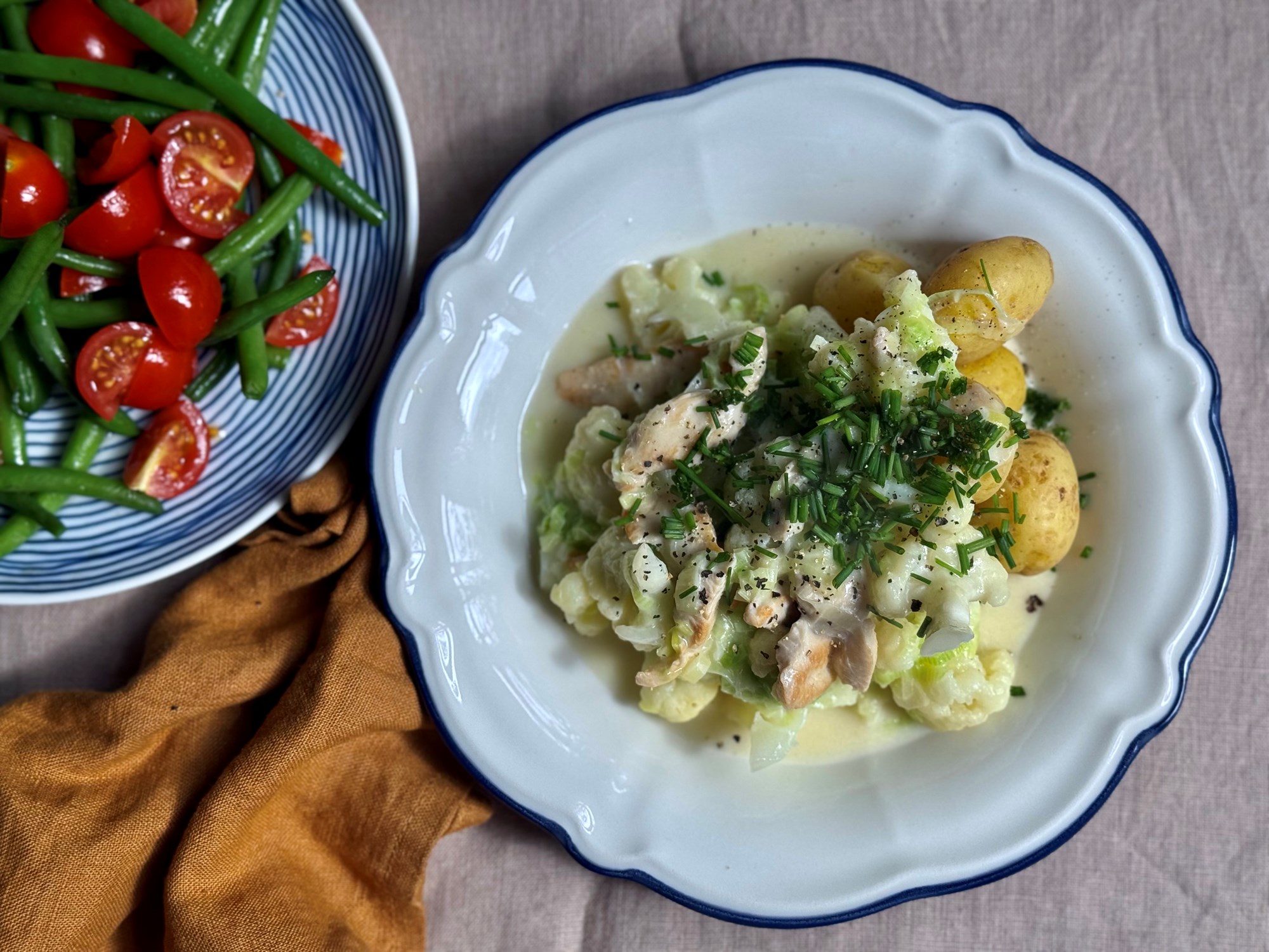 Kylling a la frikassé med lun bønnesalat og små kartofler