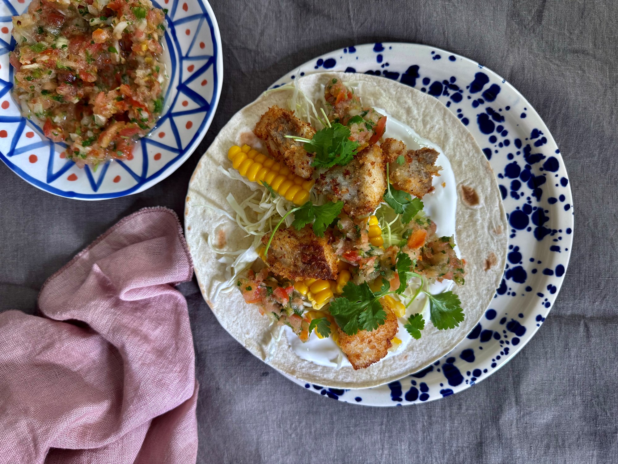 Fish tacos med pico de gallo, kål, majs og creme fraiche