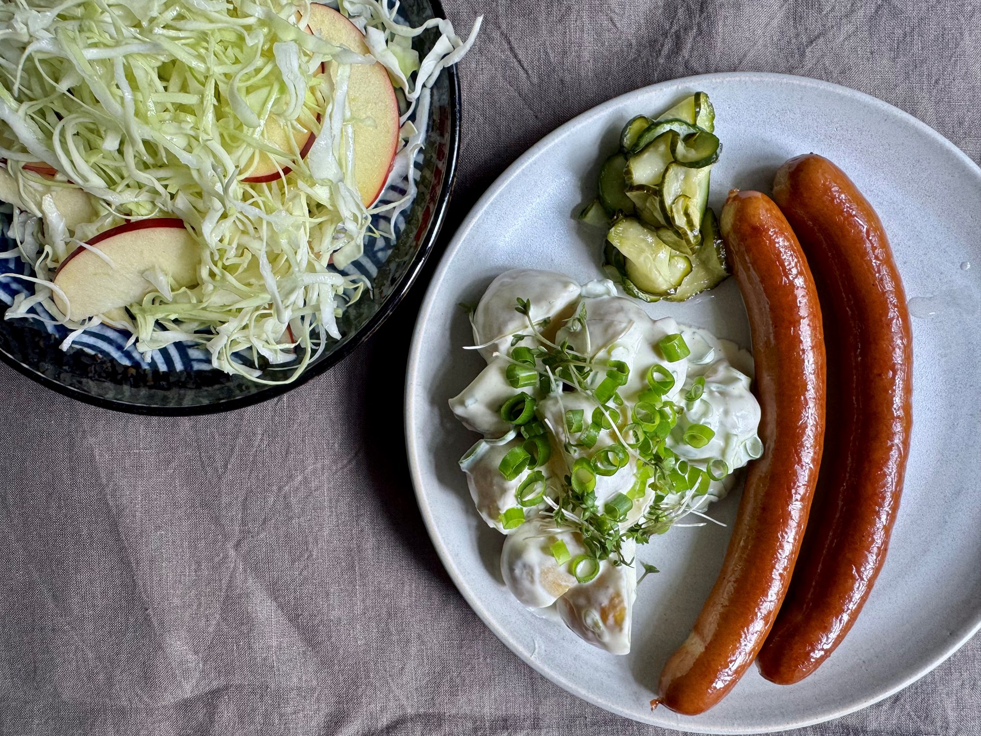 Pølser med kartoffelsalat og frisk kålsalat med æble