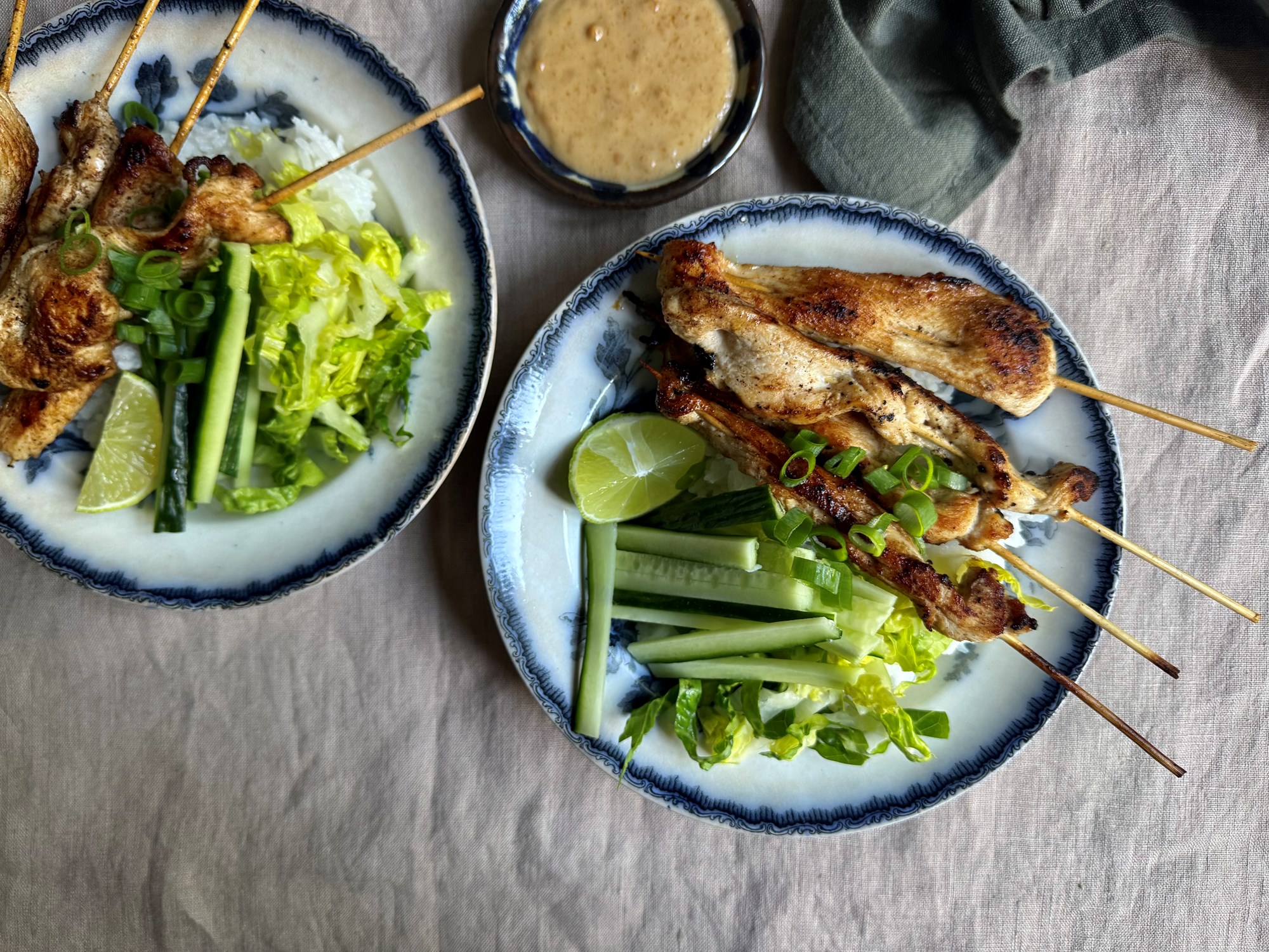 Kyllingespyd med peanutdressing, salat og agurk