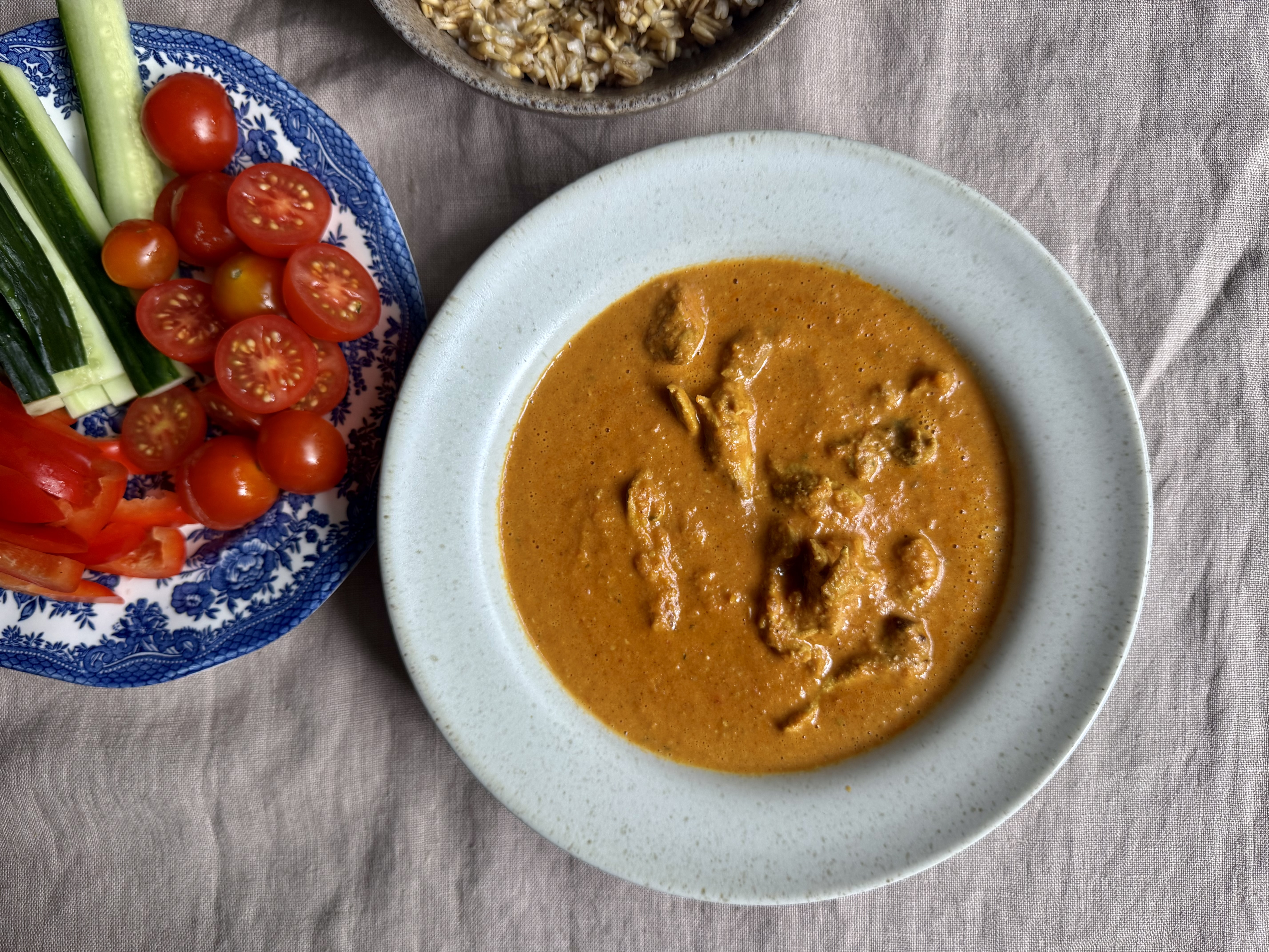 HEAT: Butter chicken med havreris og snackgrønt