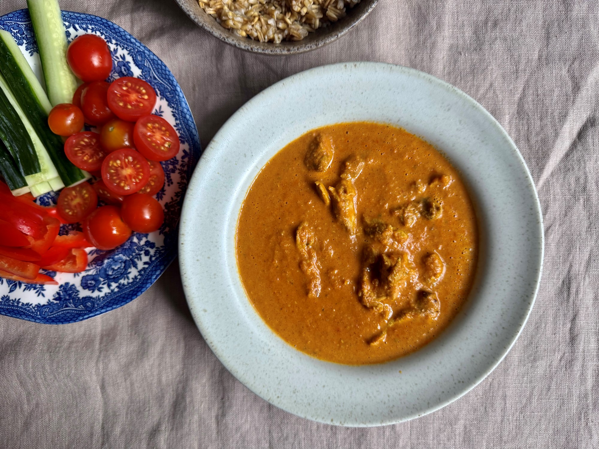 HEAT Butter chicken med havreris og snackgrønt