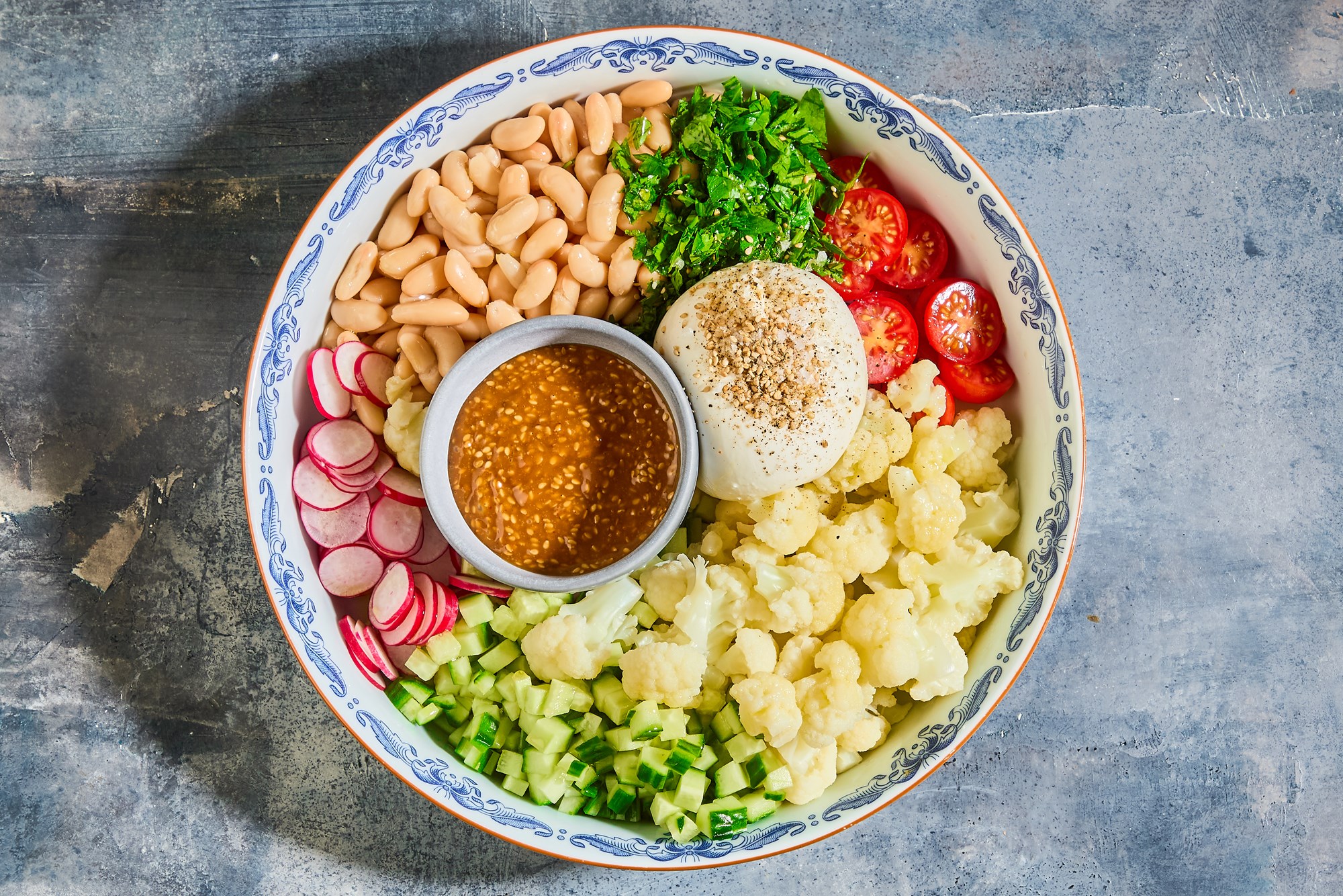 Japansk inspireret burratabowl med tomat, agurk og radiser