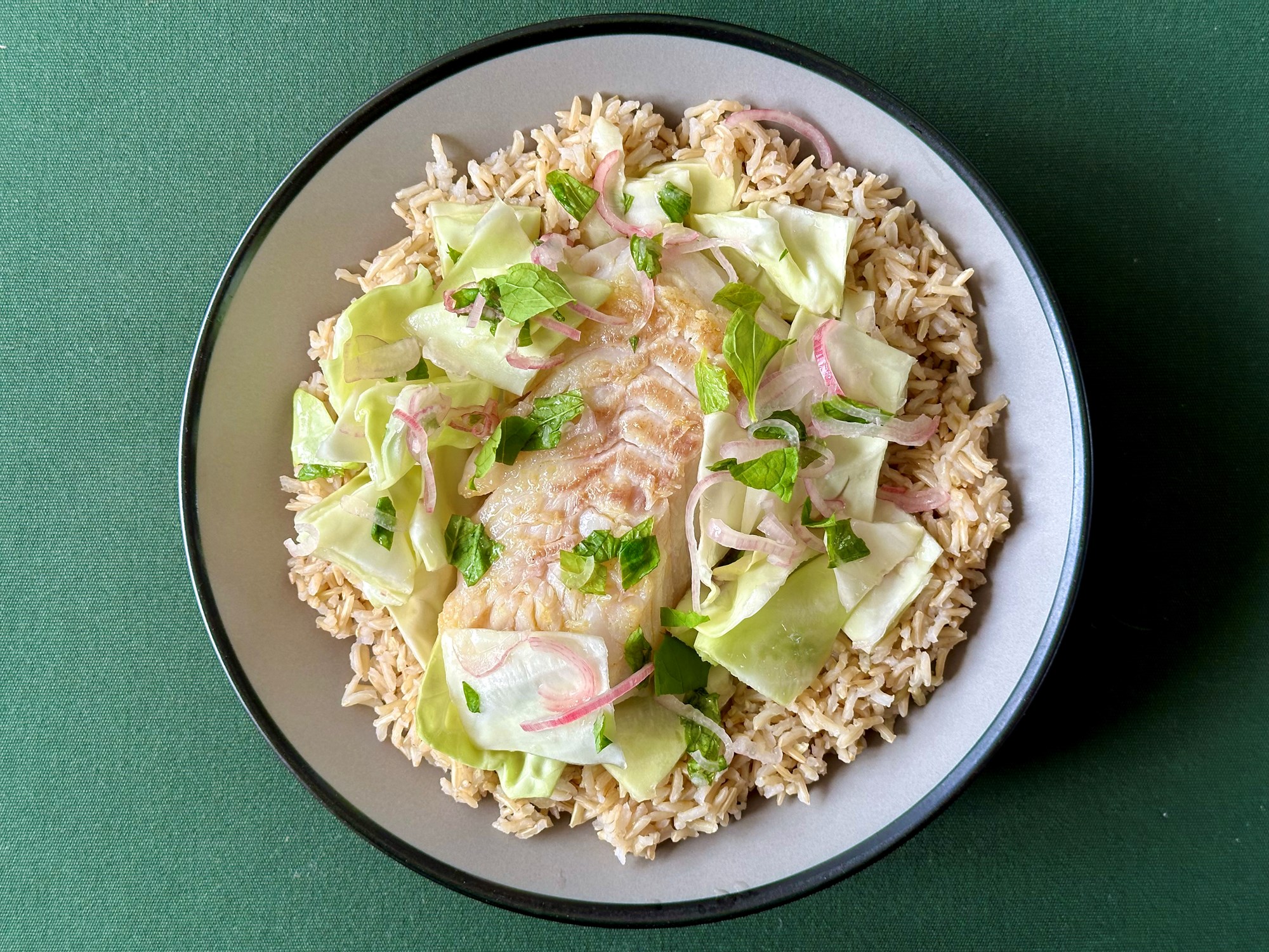 Stegt torsk i thai inspireret salat med mynte og spidskål