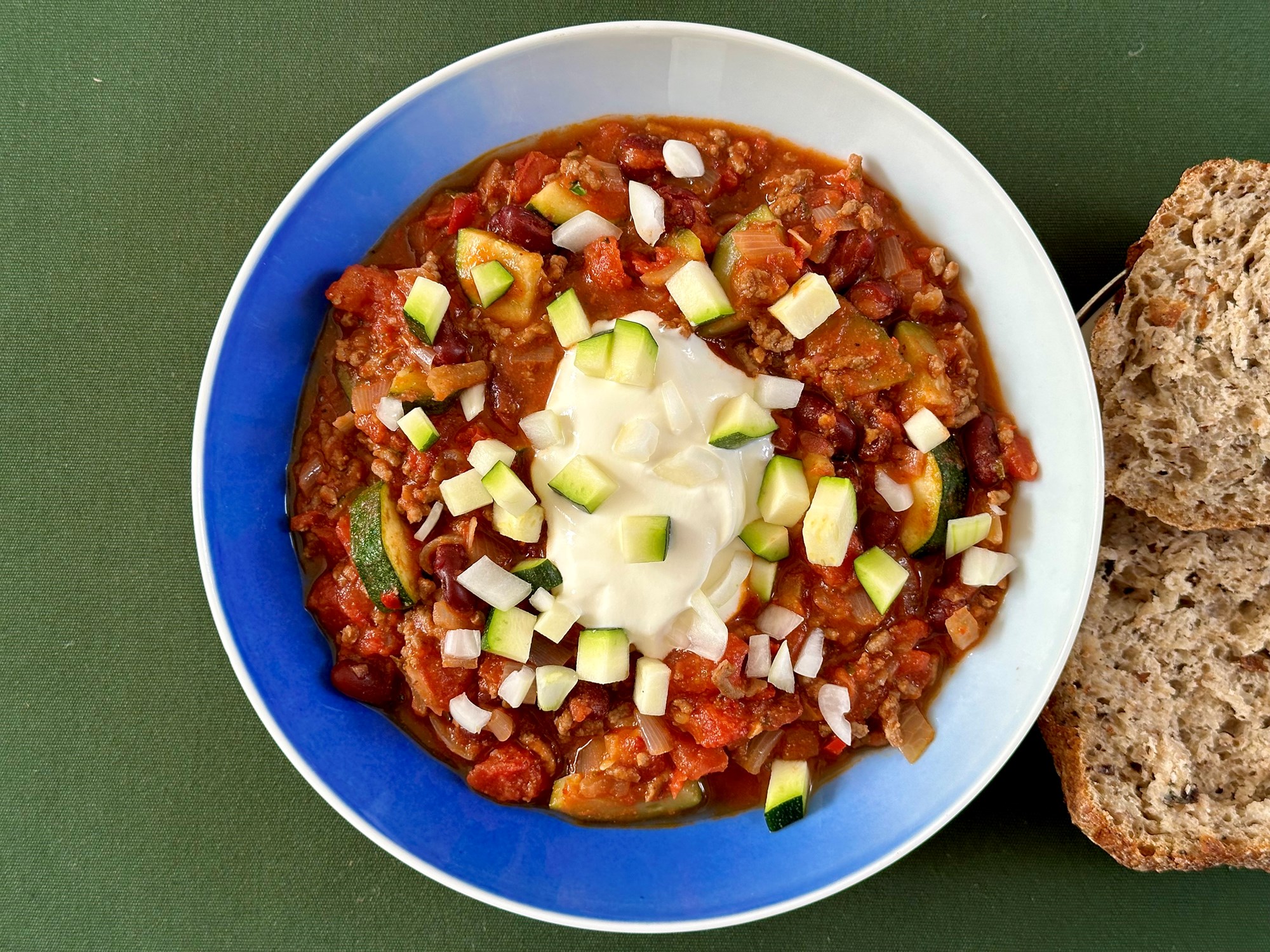 Chili con carne med squash, creme fraiche og rød chili
