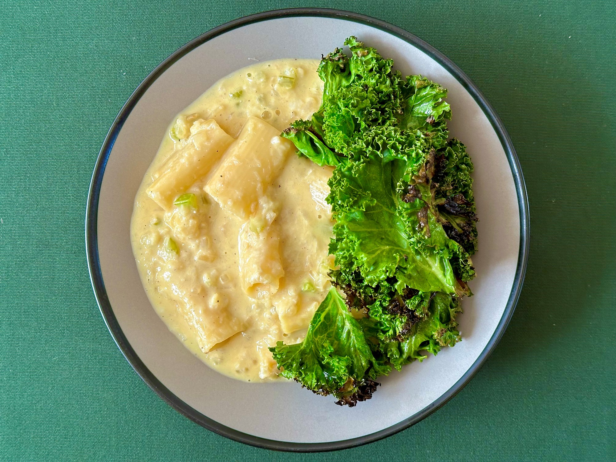 Kuller “carbonara” med sprødstegte grønkål og parmesan