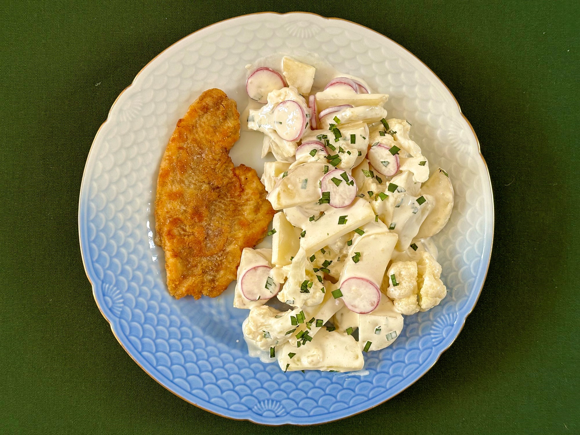 Rødspættefileter med kartoffelsalat med dampet blomkål og estragon