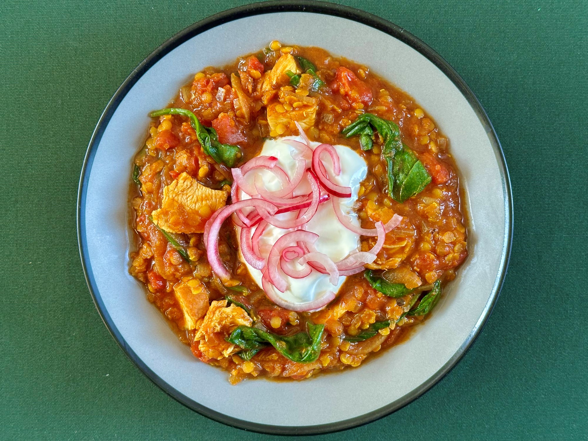 Rød dahl med stegt kylling, græsk yoghurt og syltede rødløg